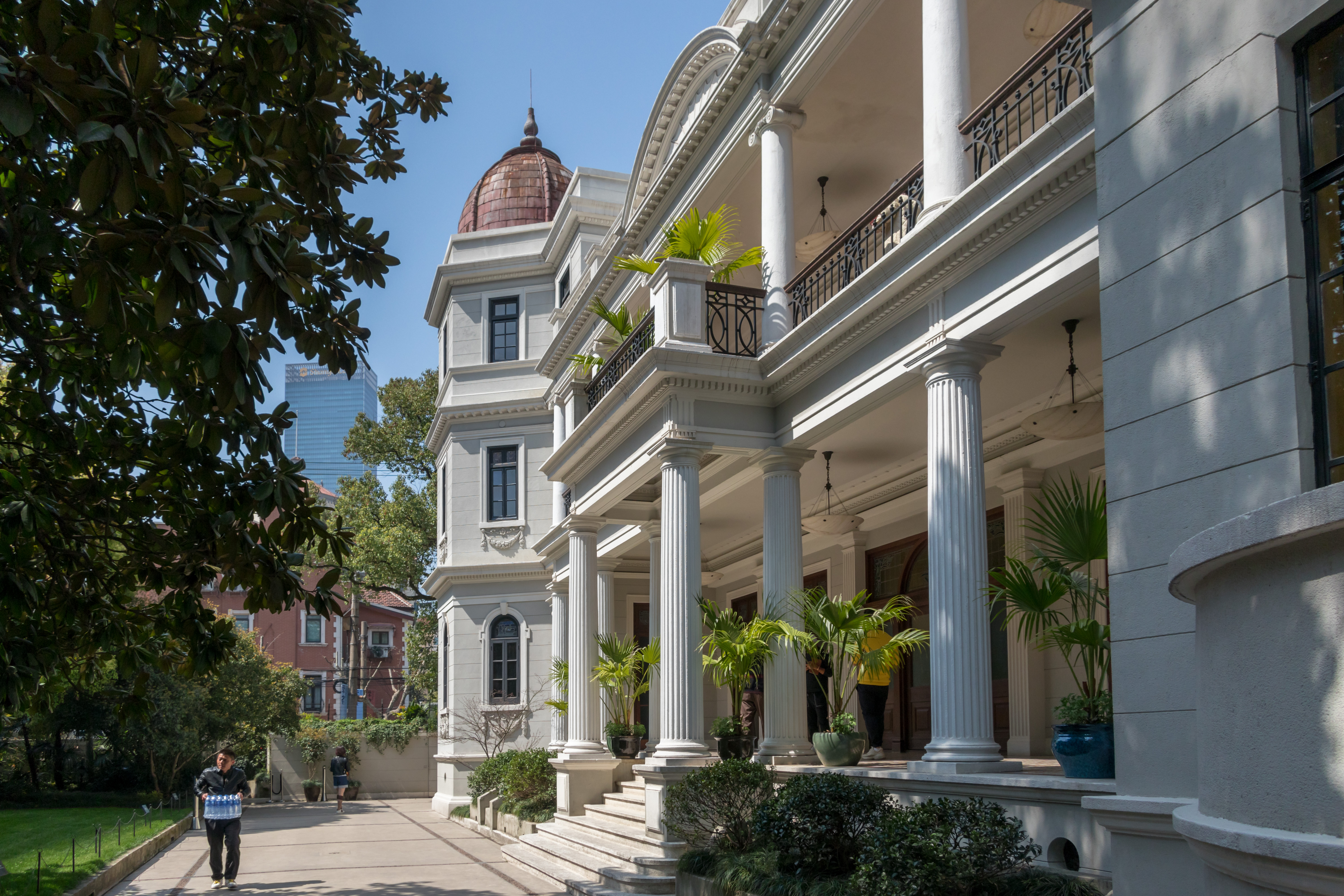 被譽為「上海最高雅洋房」的榮家大宅,現在已是PRADA上海旗艦店所在地。(東方IC)