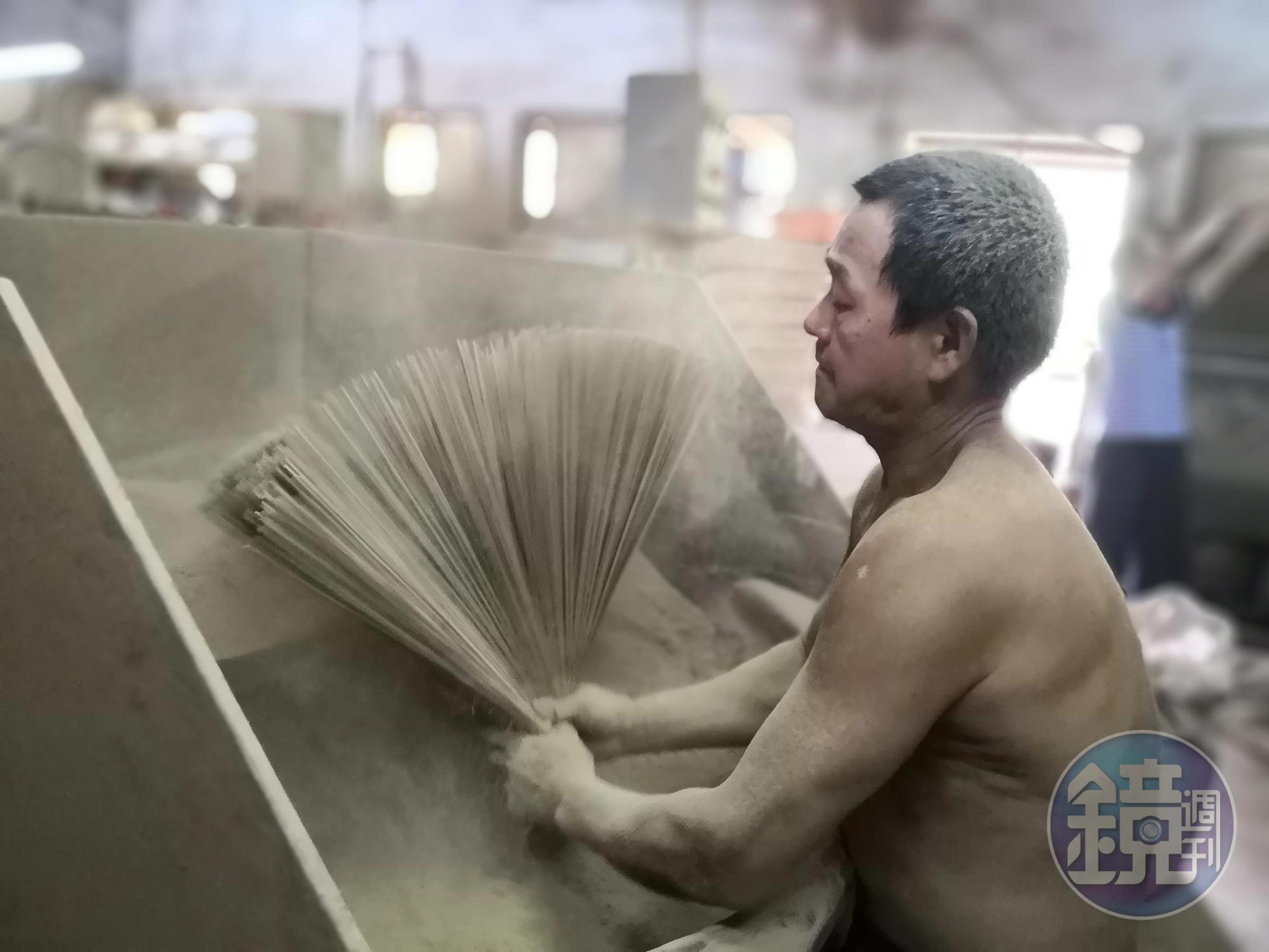 看著師傅布滿全身木質粉，場面令人震撼。