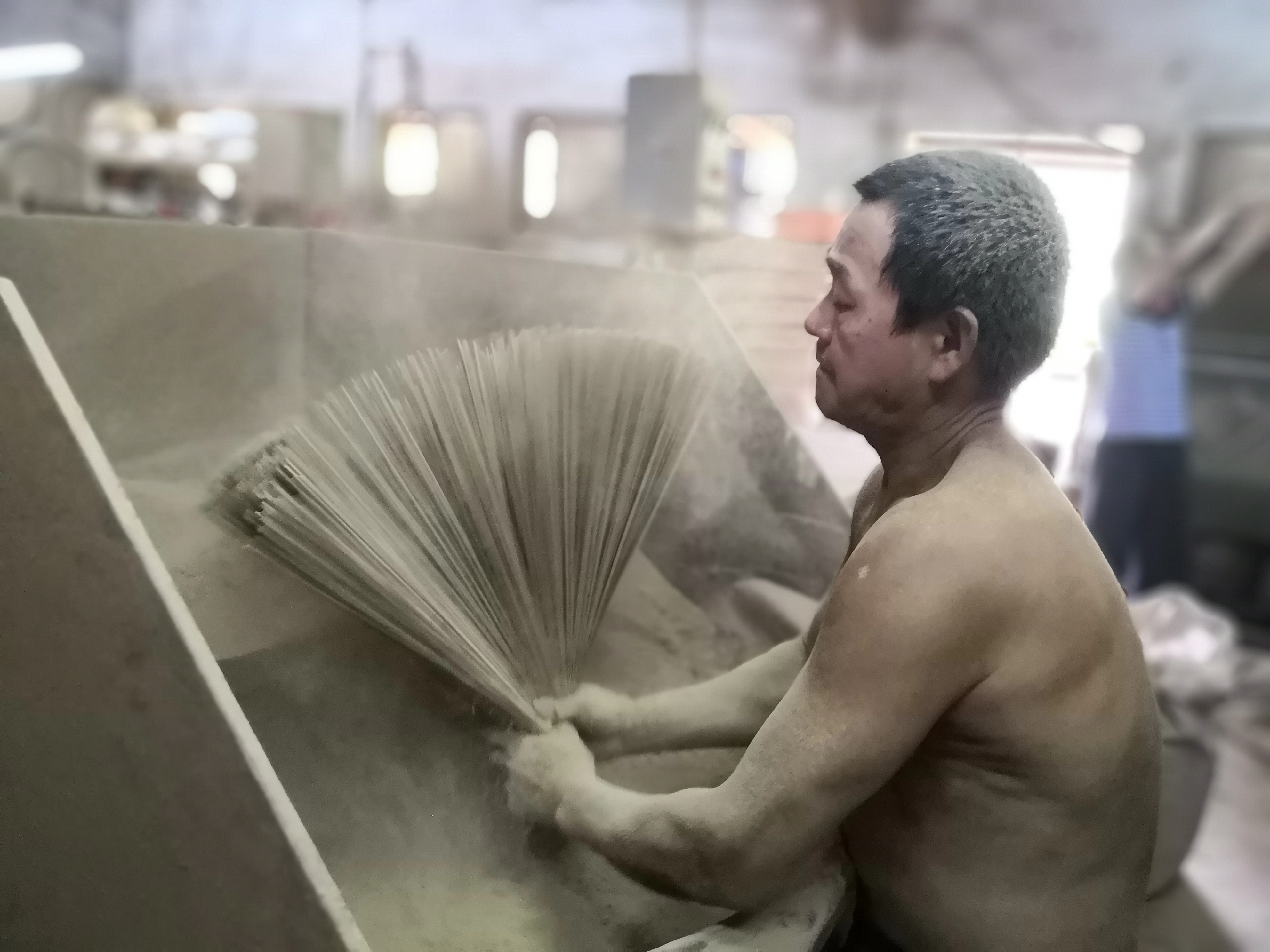 看著師傅布滿全身木質粉，場面令人震撼。