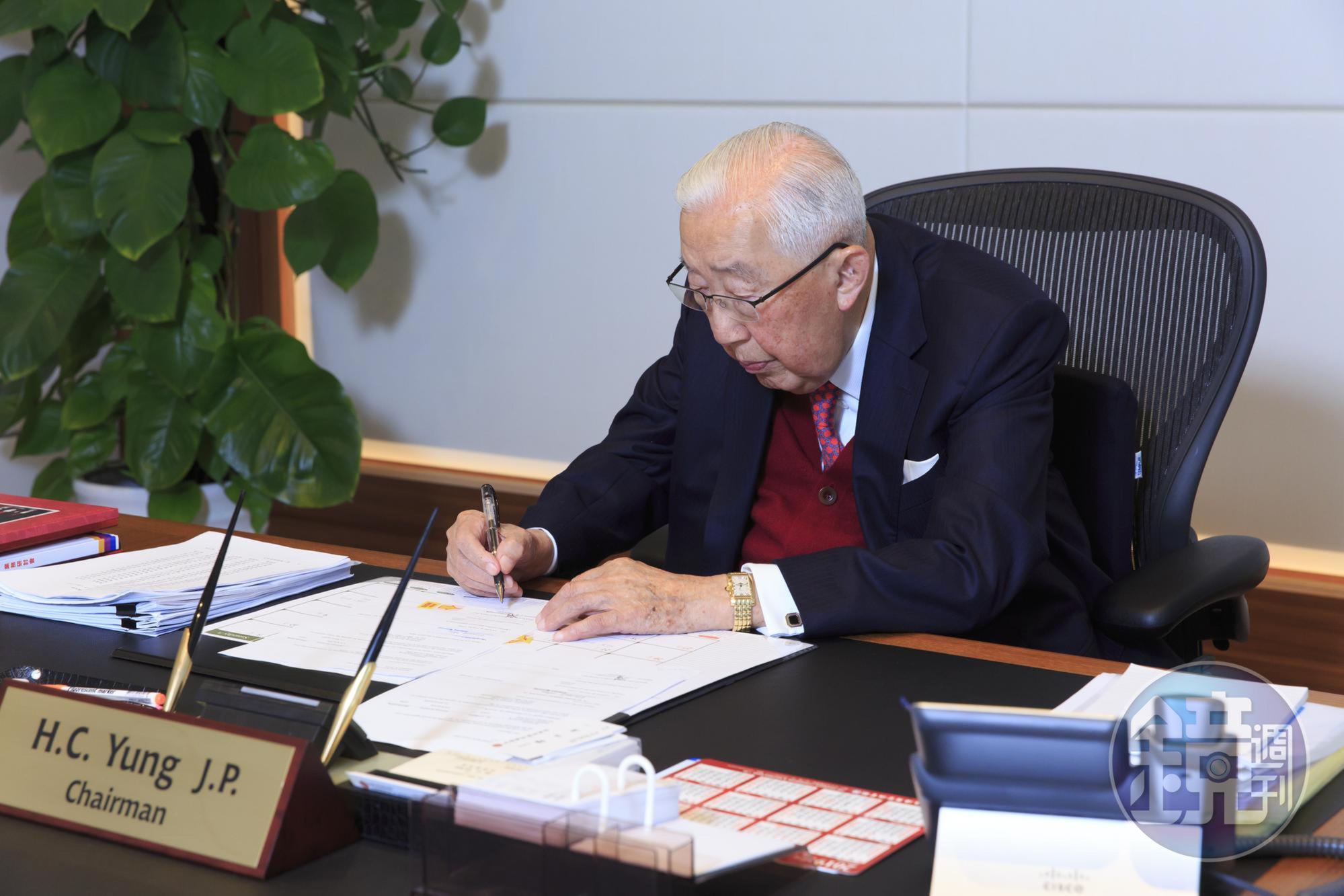 榮鴻慶高齡96歲,身體仍硬朗,每天會去公司批公文。