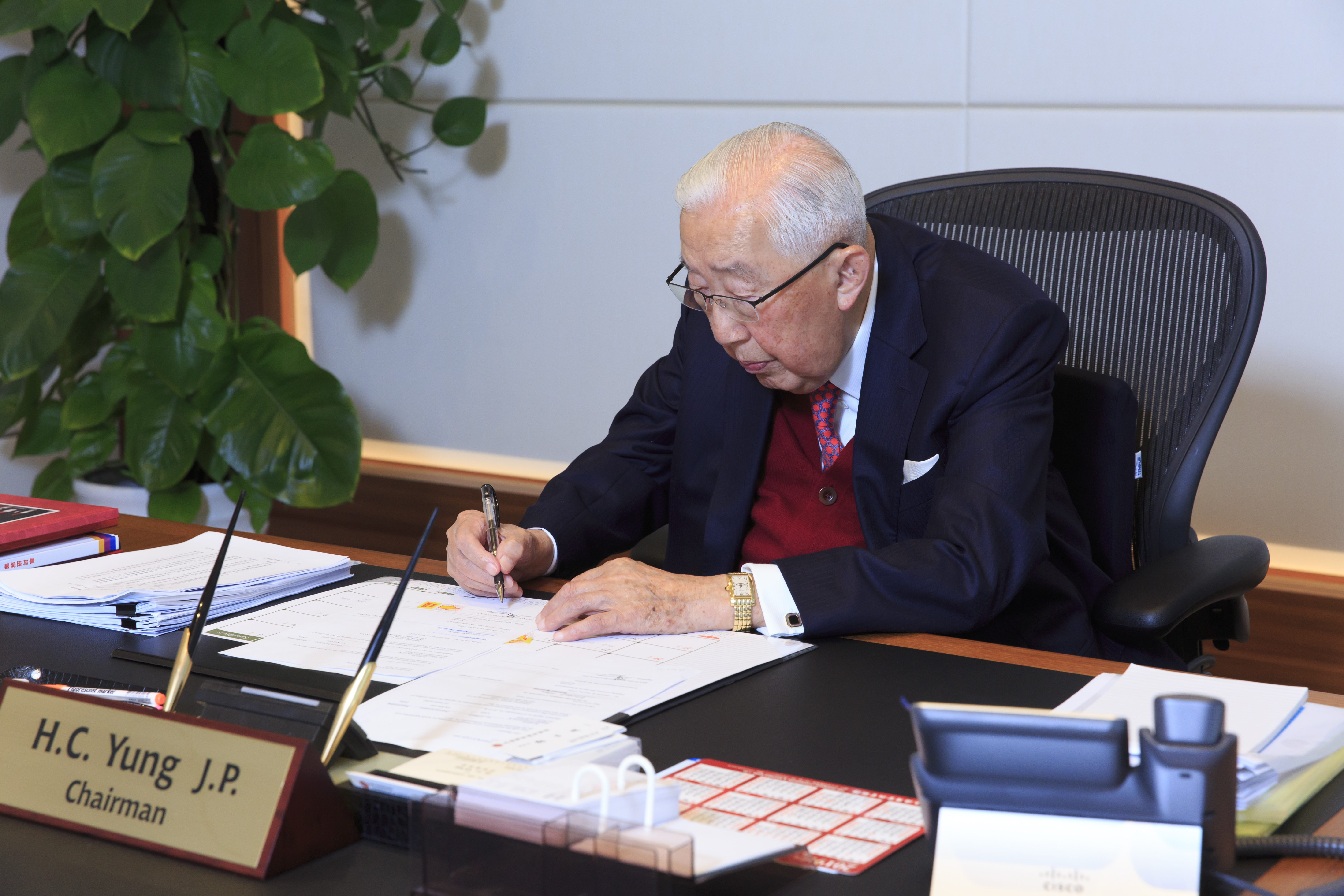 榮鴻慶高齡96歲，身體仍硬朗，每天會去公司批公文。