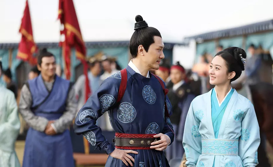 劇中有一幕為趙麗穎跟馮紹峰在公布科考放榜時相遇。（LINE TV提供）