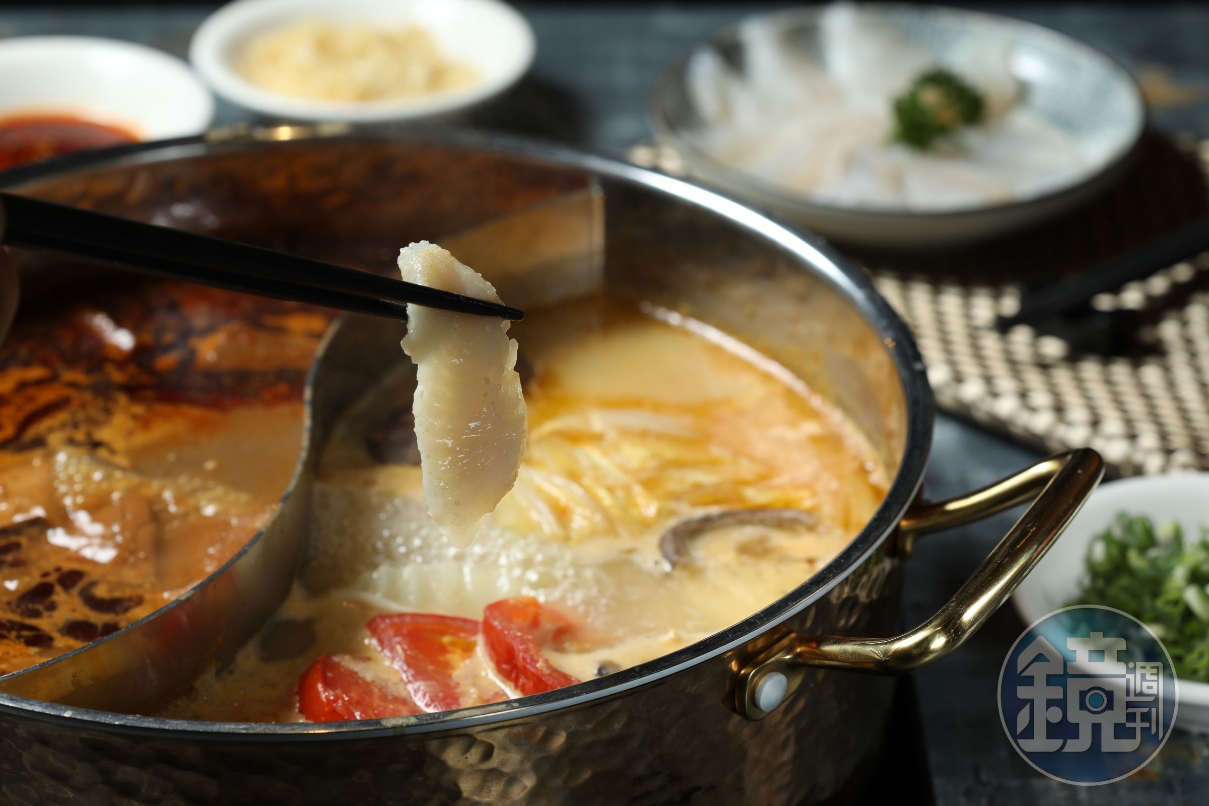 「老撈麻辣鍋」獨創蒜香十足的味噌湯底取代昆布湯，涮海鮮料能讓鮮味加成。