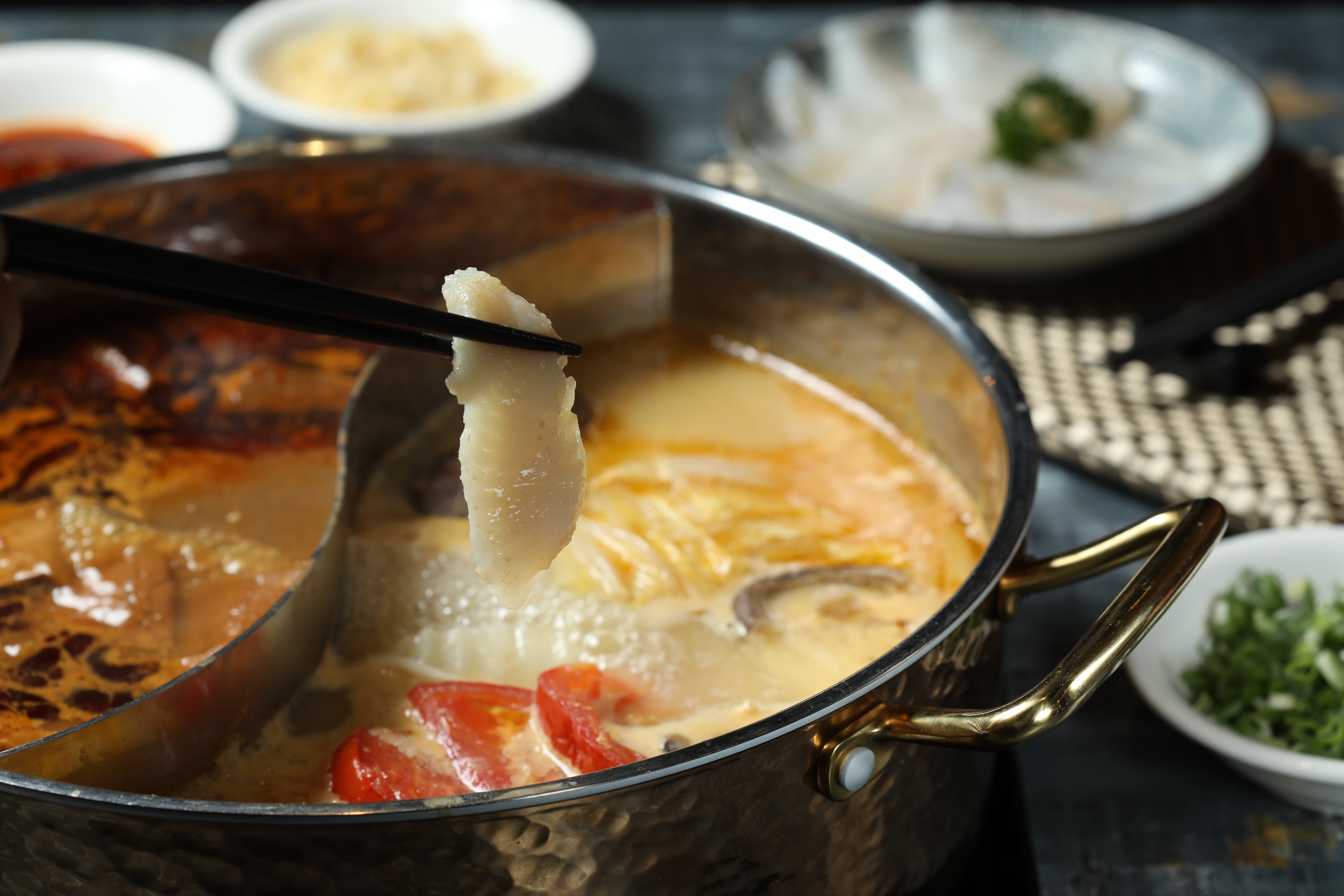 「老撈麻辣鍋」獨創蒜香十足的味噌湯底取代昆布湯，涮海鮮料能讓鮮味加成。