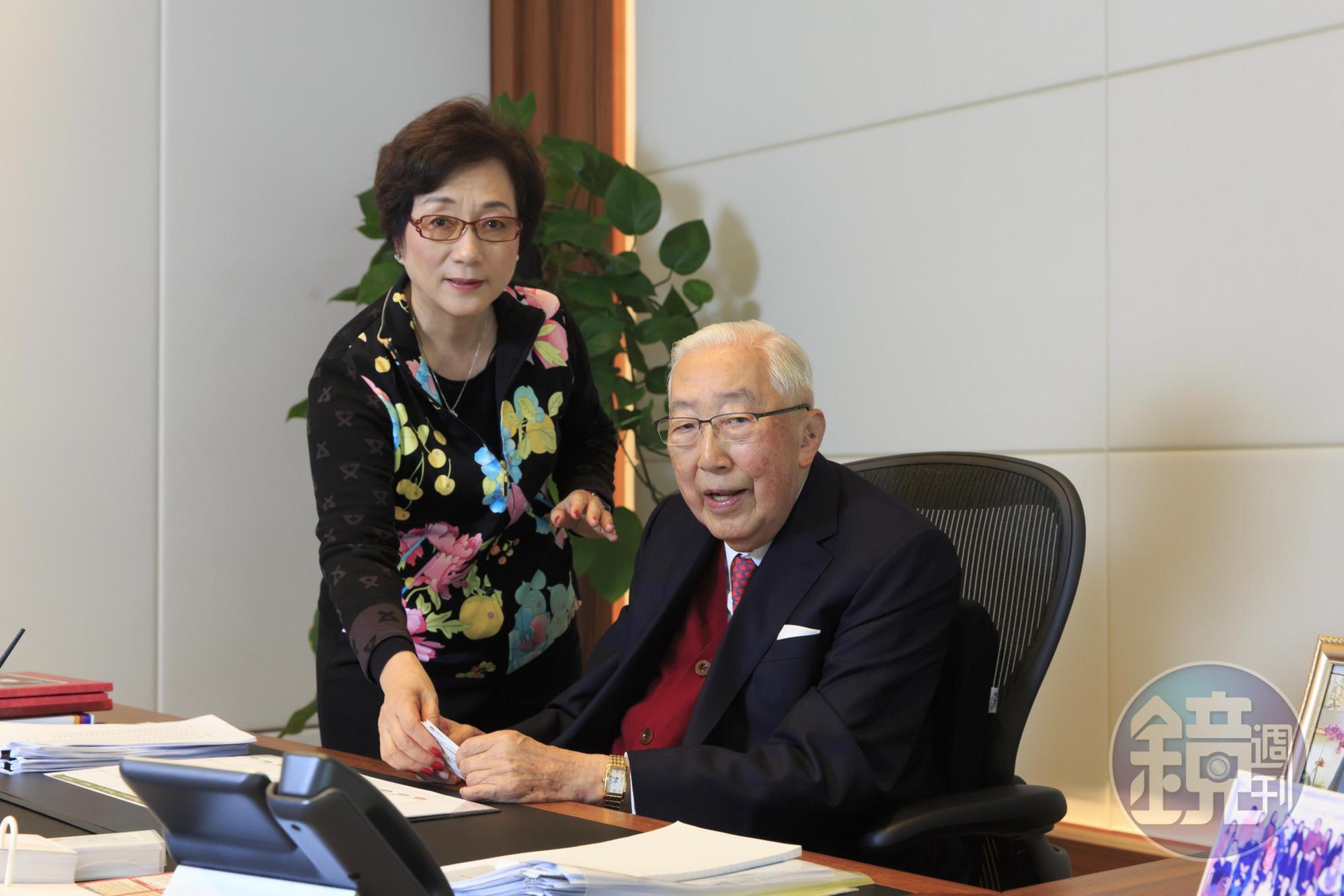 榮鴻慶和太太榮周淑霞感情甚篤，兩人結識原來是在友人餐敘上。