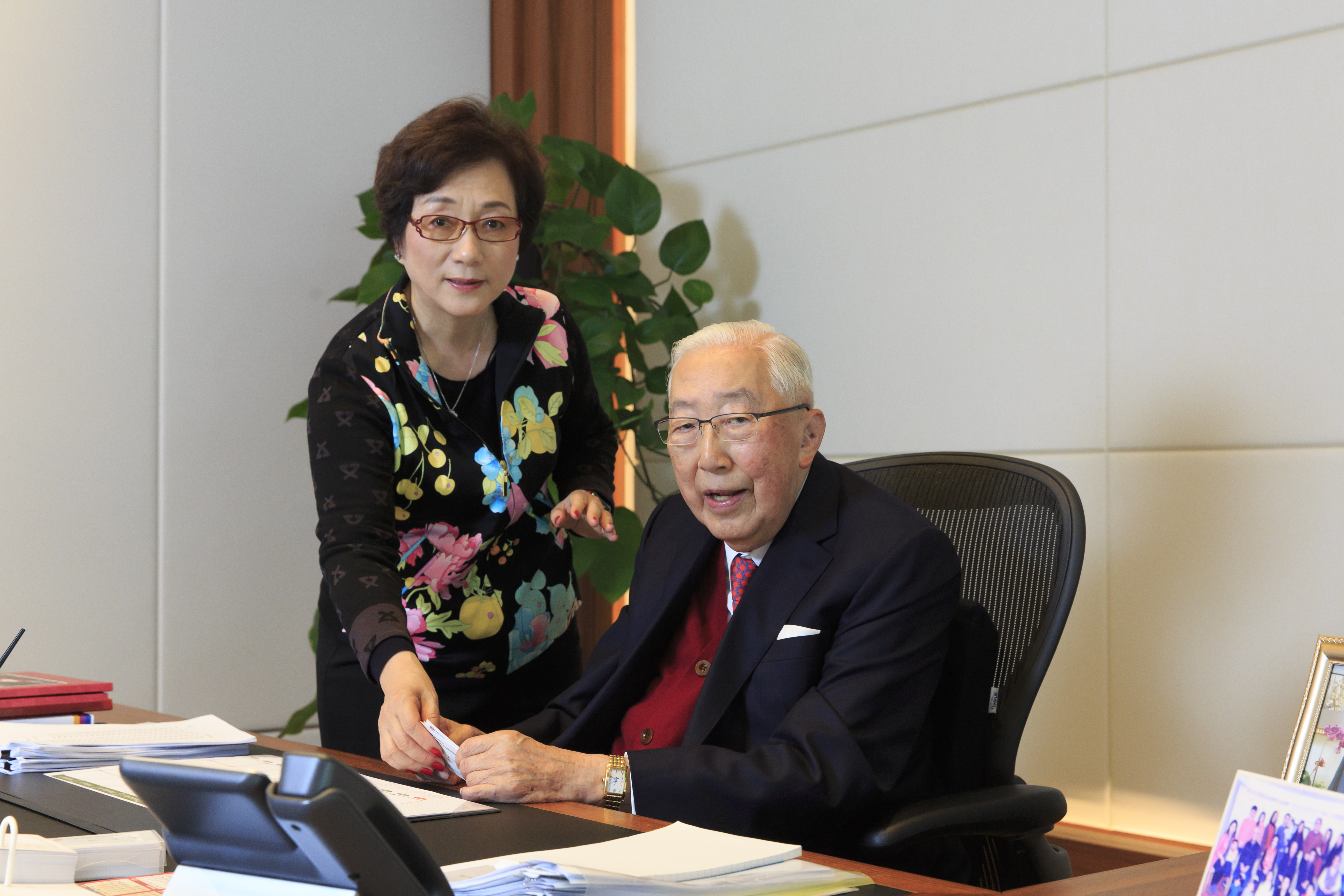 榮鴻慶和太太榮周淑霞感情甚篤，兩人結識原來是在友人餐敘上。