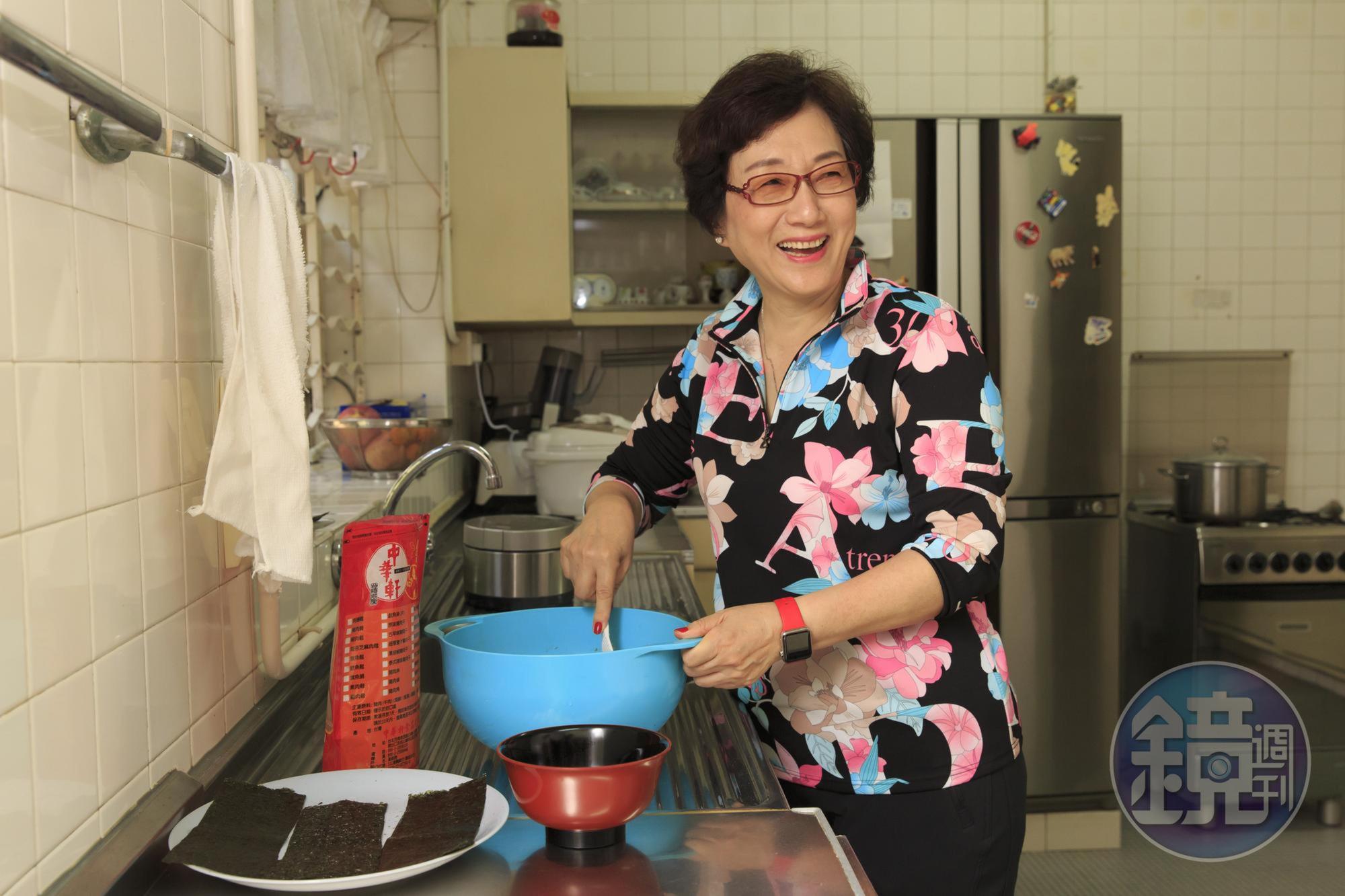 榮周淑霞每天早上都做蛋白杏仁茶替榮鴻慶補身。