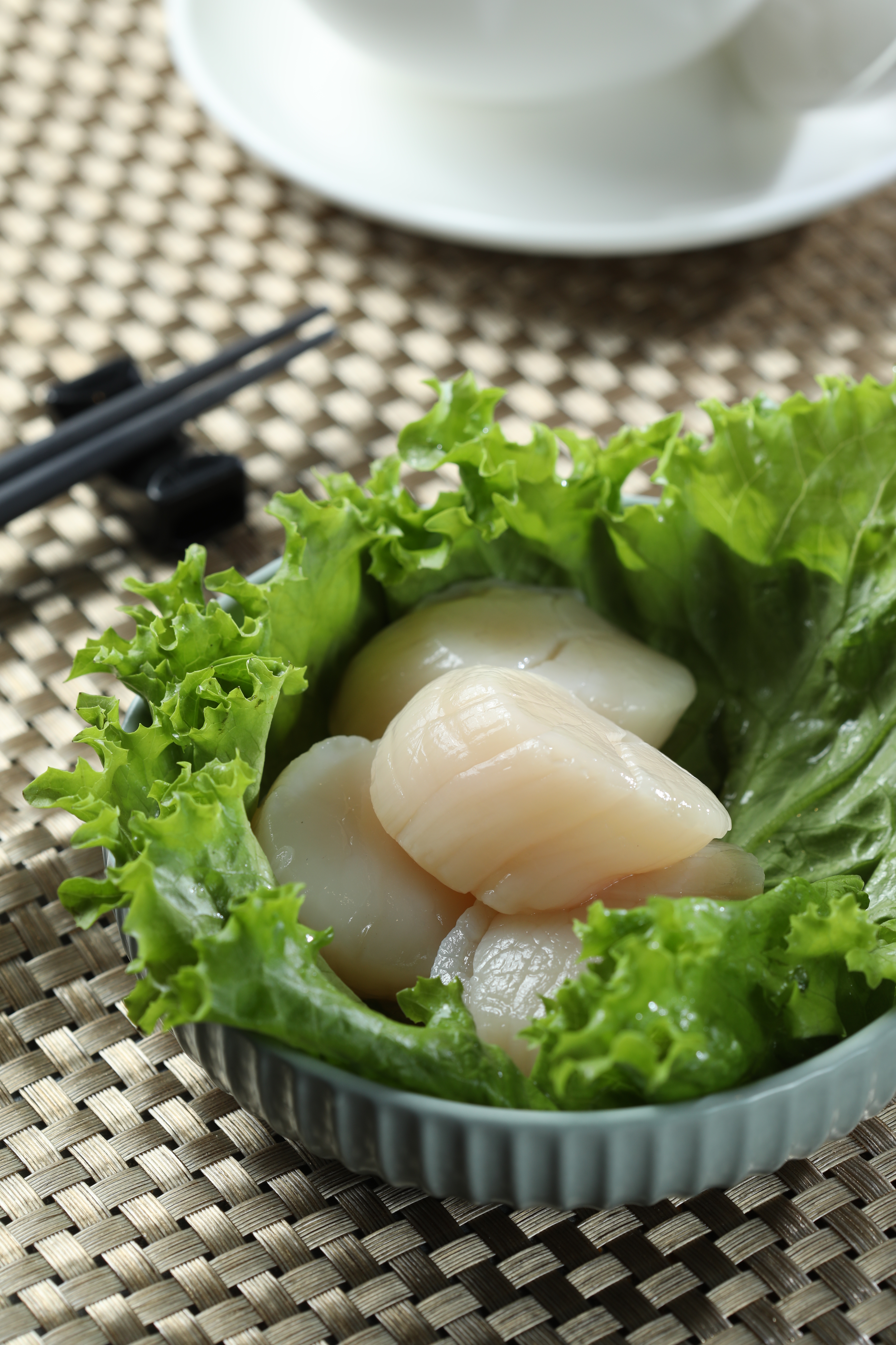 「生食級鮮干貝」選用北海道帆立貝，肉質扎實鮮美。（360元／份）