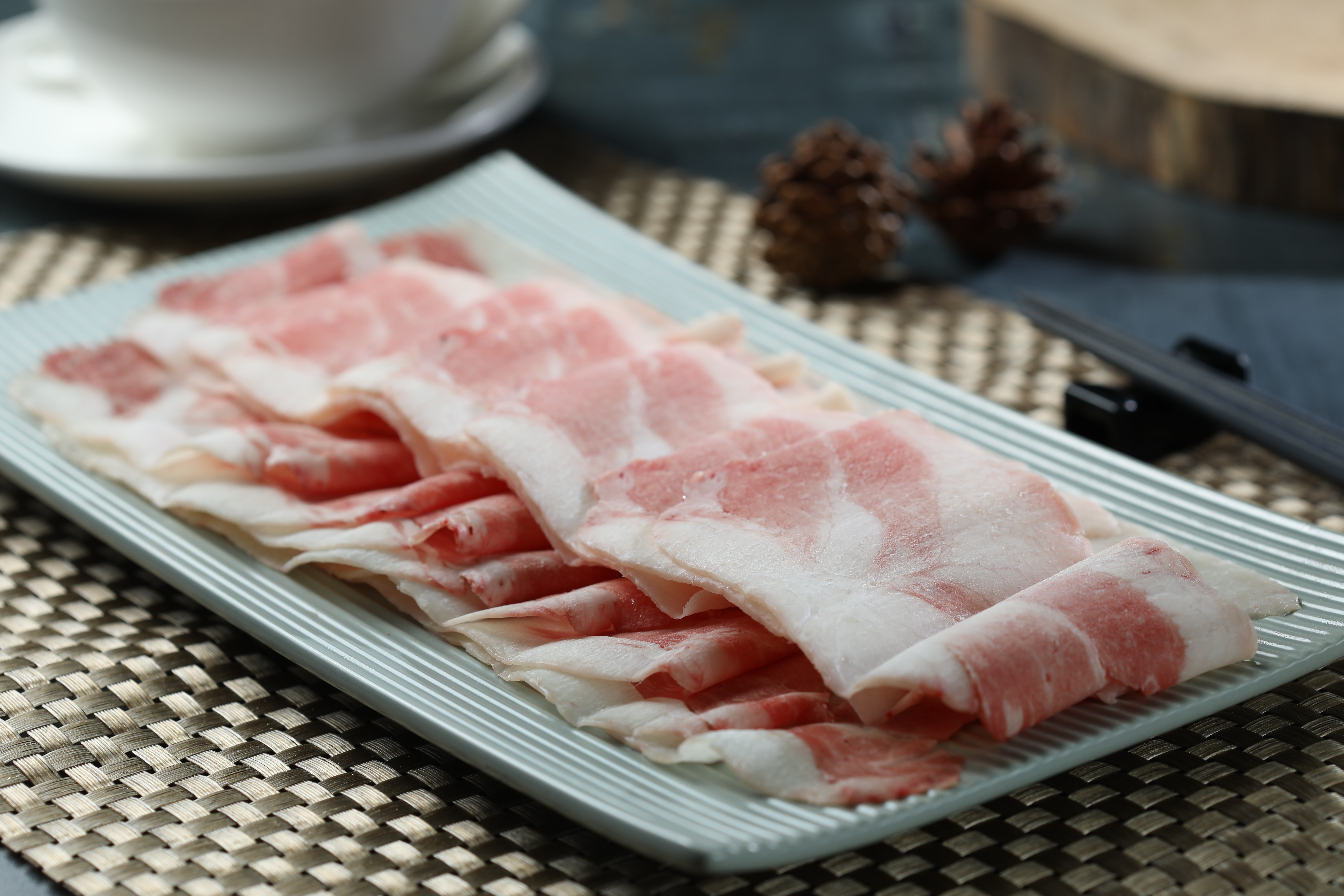 「黃牛胸肉」嘗來有帶筋膜的脆度，口感頗像松阪豬。（480元／份）