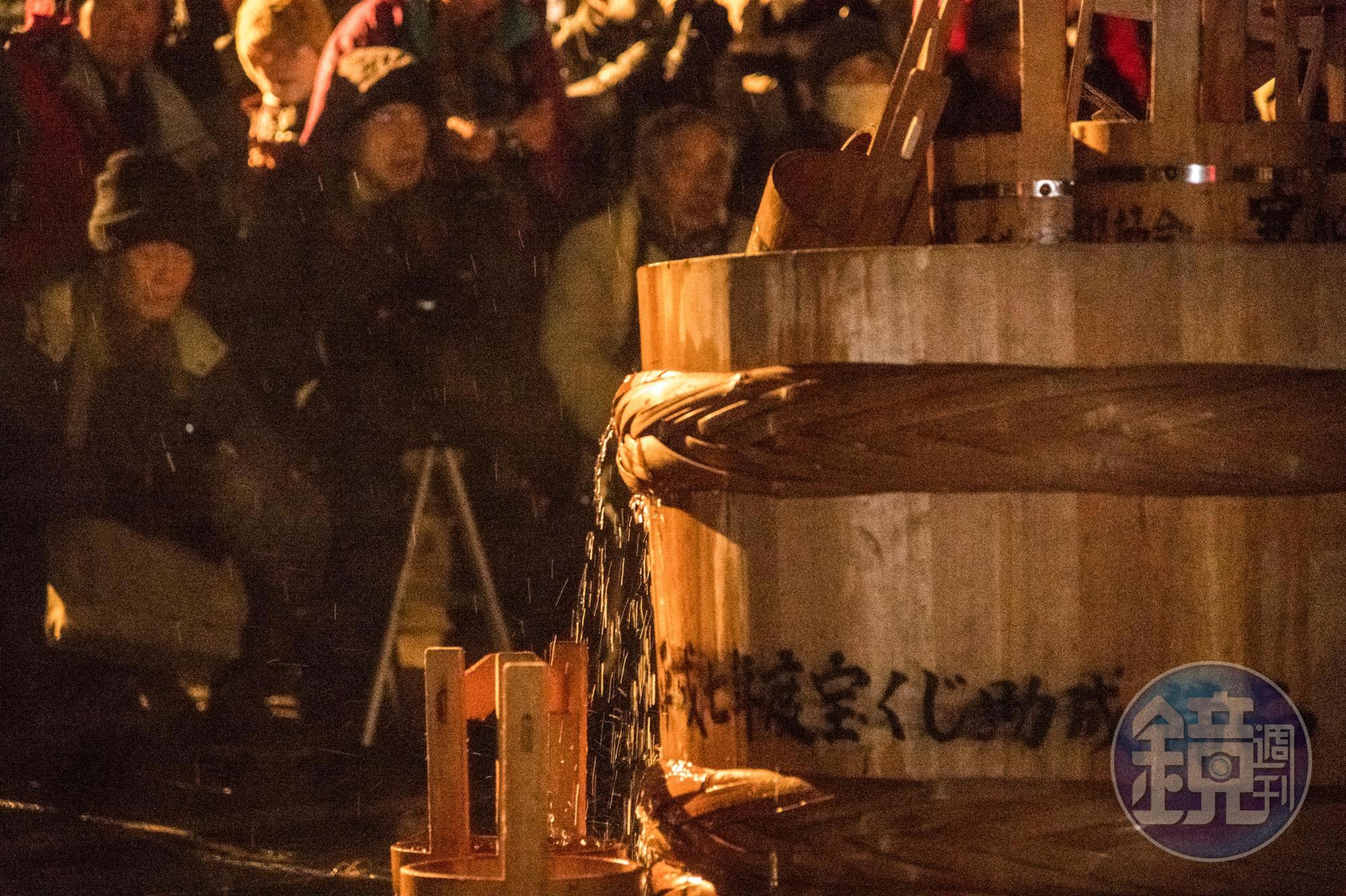 我到祭典現場時，圍著大水桶的好位置全卡滿了人了。梯子腳架一應俱全，這種陣仗常見，這時候卡位都是卡安慰的，等活動一開始，一切就各憑本事肉搏搶鏡頭了。