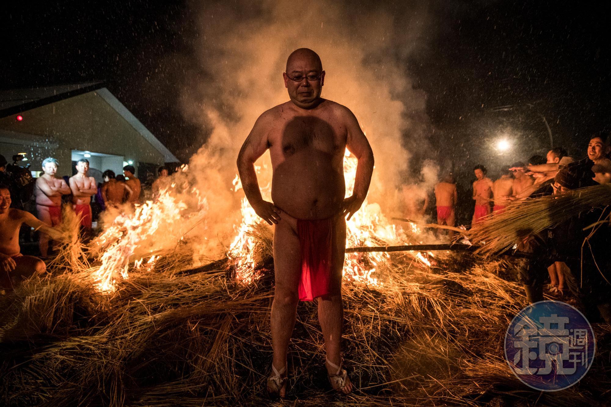 祭典結束後，大叔站在火堆取暖，我索性關掉閃光燈，讓背景的火更有戲劇性。