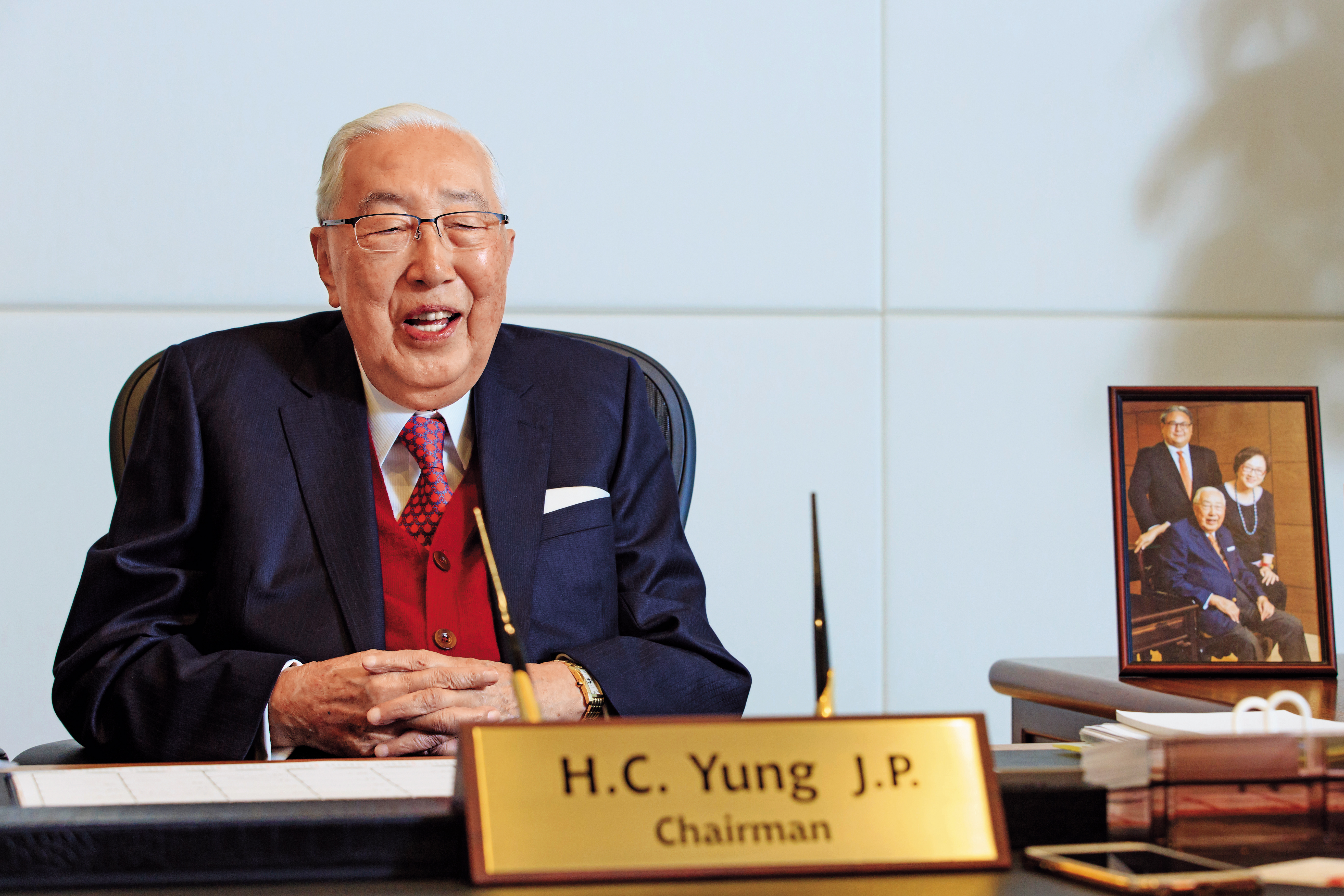 高齡96歲的上海商銀董事長榮鴻慶認為，今年挑戰很大。