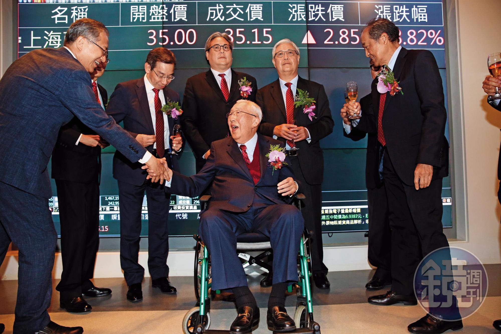 上海商銀去年掛牌上市，榮鴻慶一家難得三代同堂，包括上海商銀董事榮智權和副總榮康信也到場。