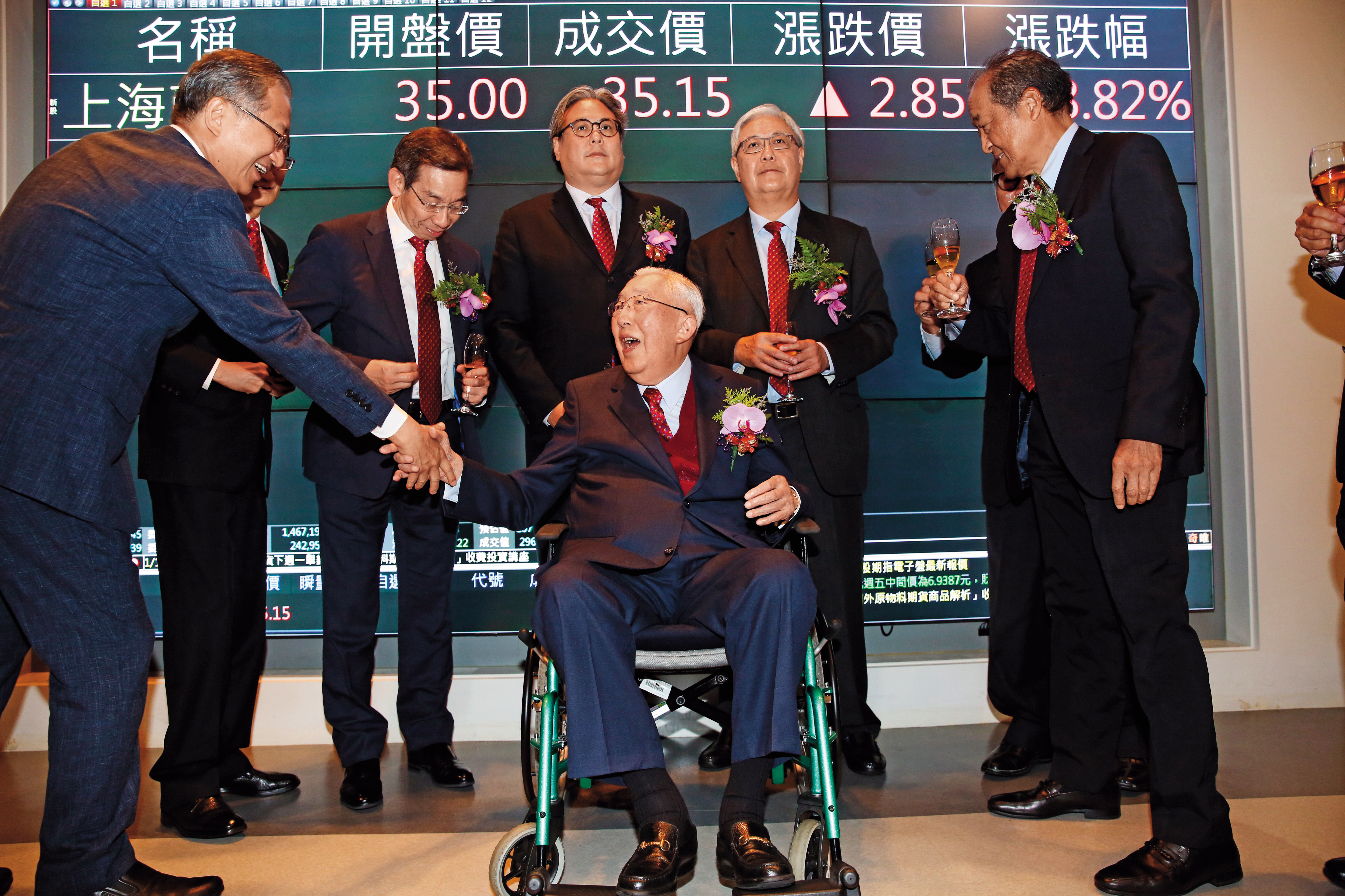 上海商銀去年掛牌上市,榮鴻慶一家難得三代同堂,包括上海商銀董事榮智權和副總榮康信也到場。