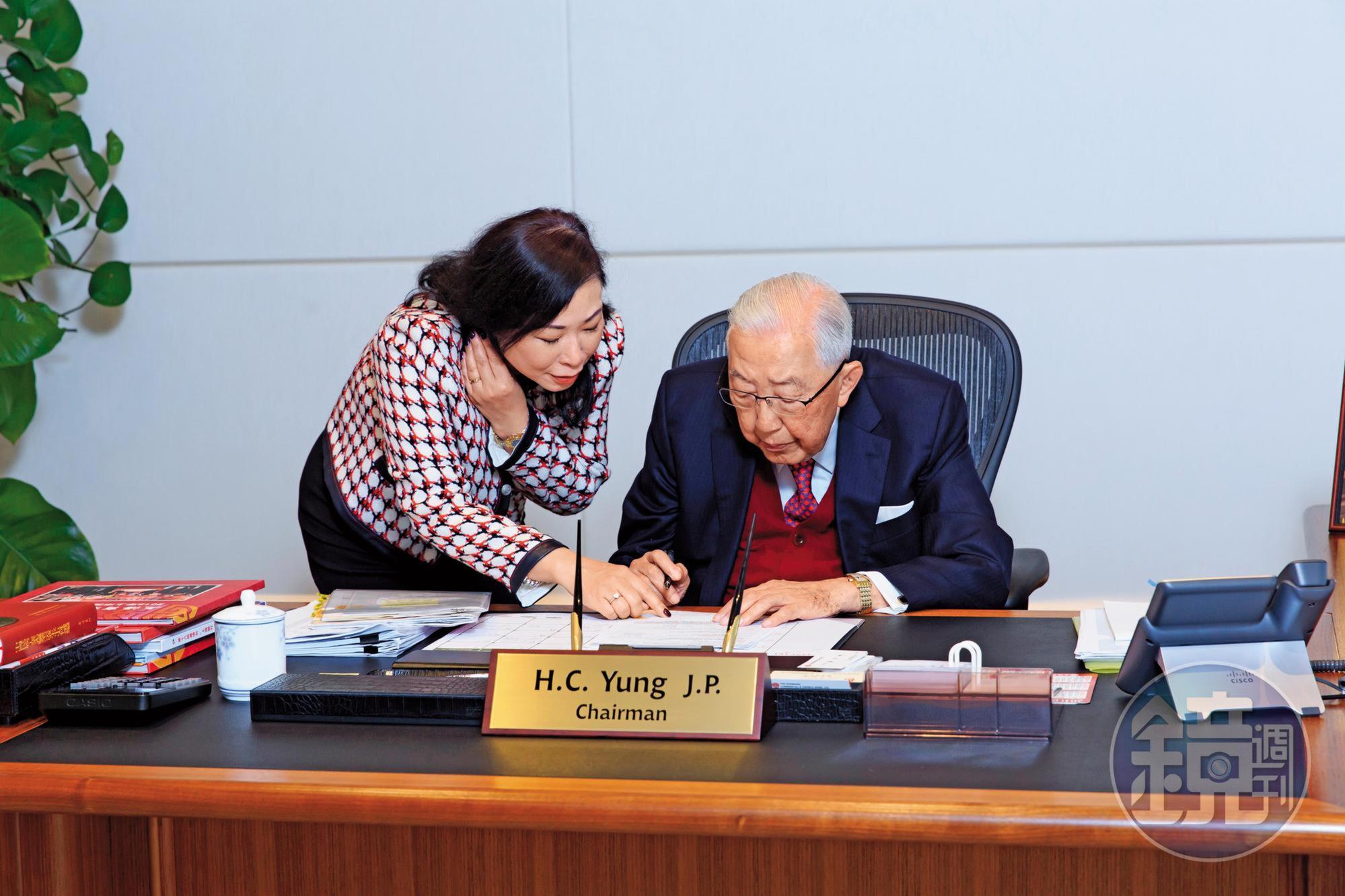 榮鴻慶（右）充分授權，96歲的他每天進公司批公文。
