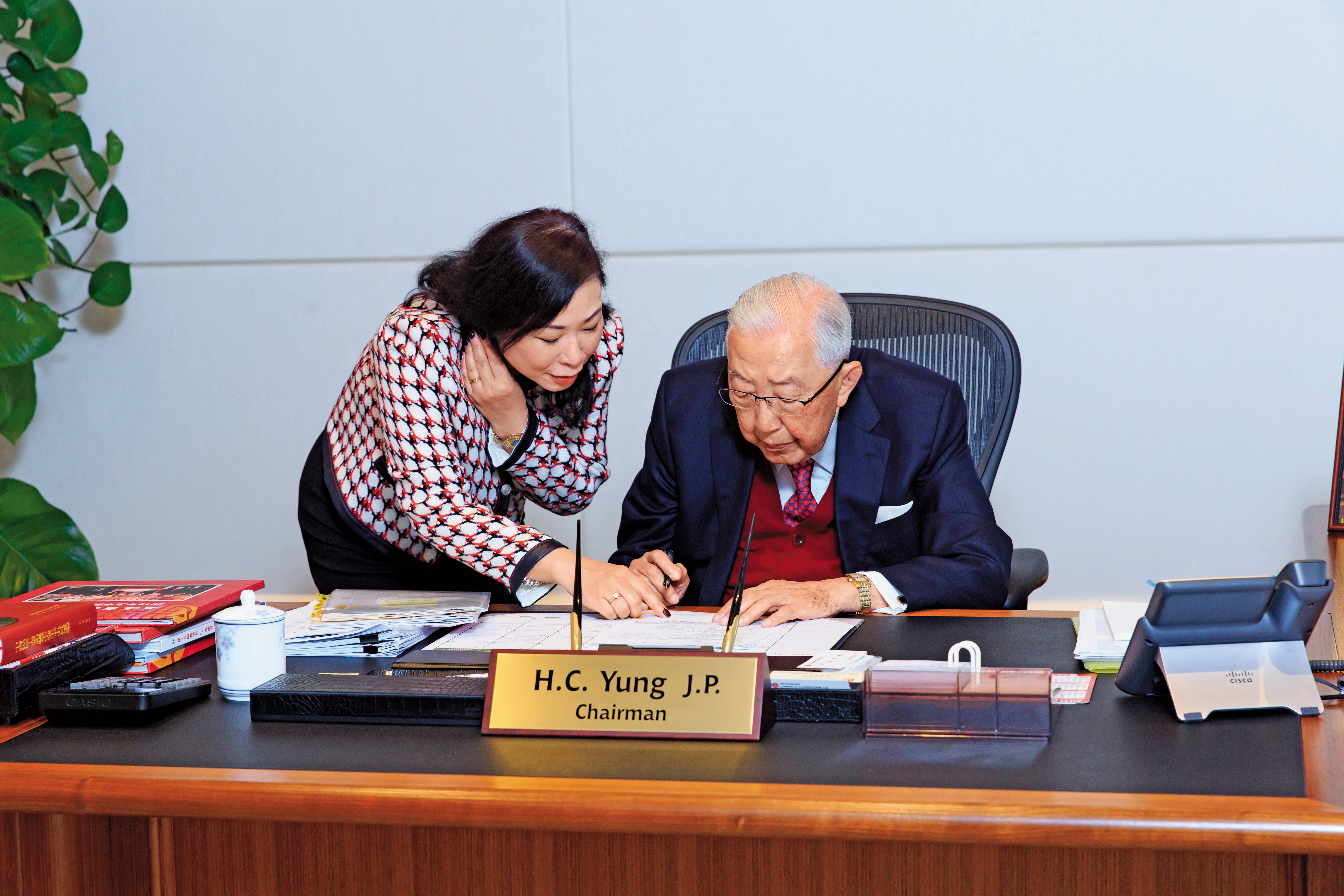 榮鴻慶(右)充分授權,96歲的他每天進公司批公文。