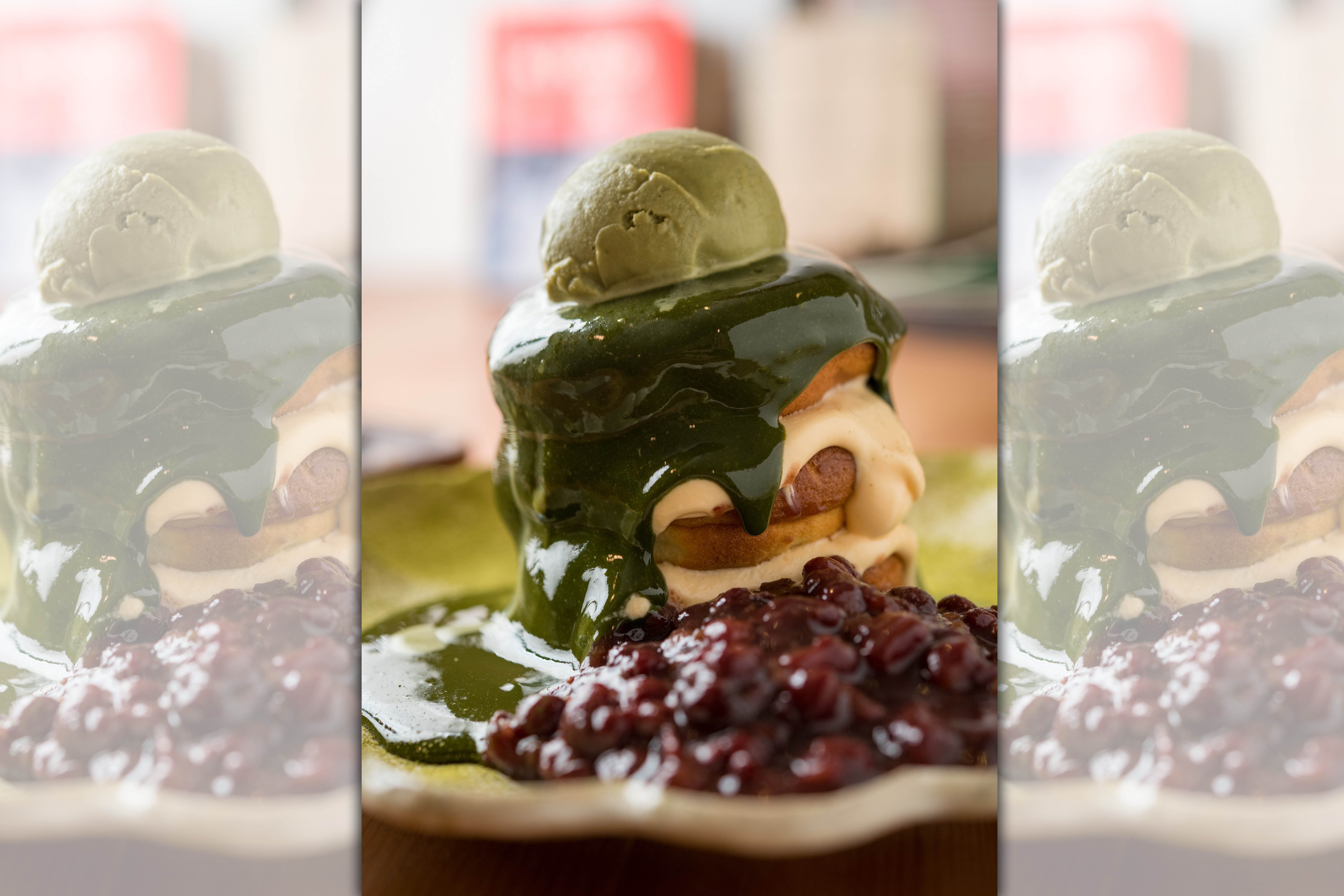 灌滿抹茶醬與卡士達醬的甜甜圈的「烤甜甜圈冰淇淋鬆餅」。（200元／份）