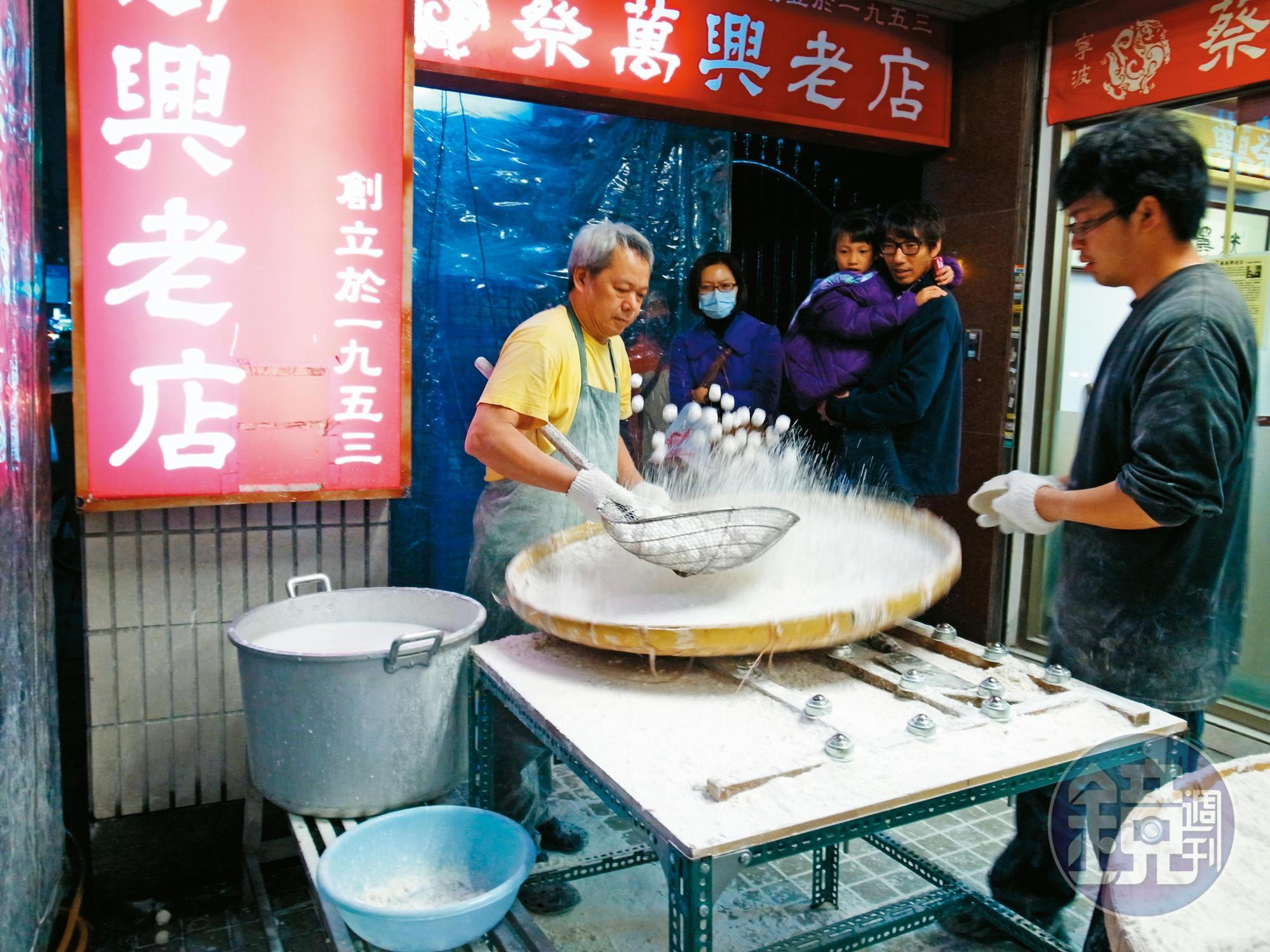 每年農曆元月初十起，師傅們在店外現搖元宵，吸引消費者。