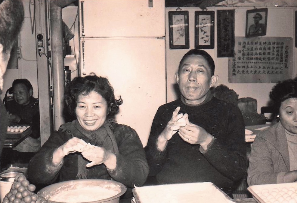 第一代創辦人曹國財(右)與周夏珍(左)擅長製作湯圓小點。(曹愛琴提供)