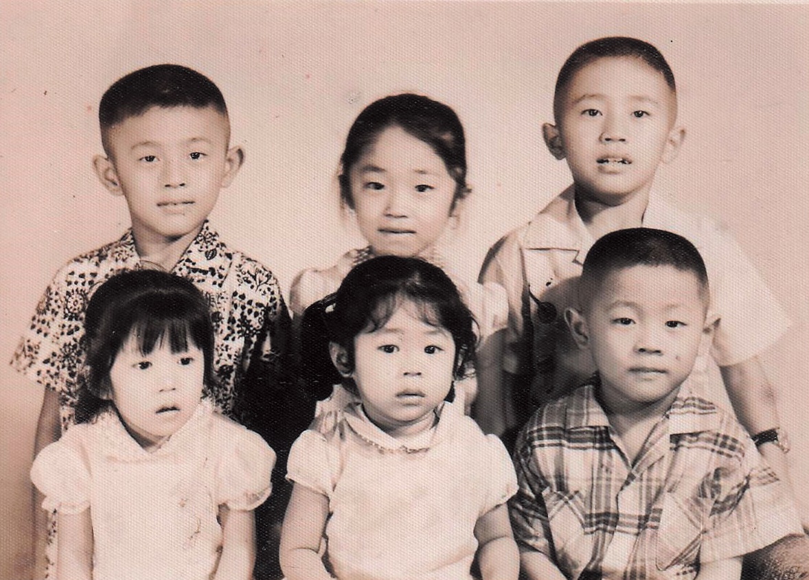 兒時店裡生意忙,曹愛琴(前排中)與手足被寄養在不同家庭,上小學後才一家團圓。(曹愛琴提供)