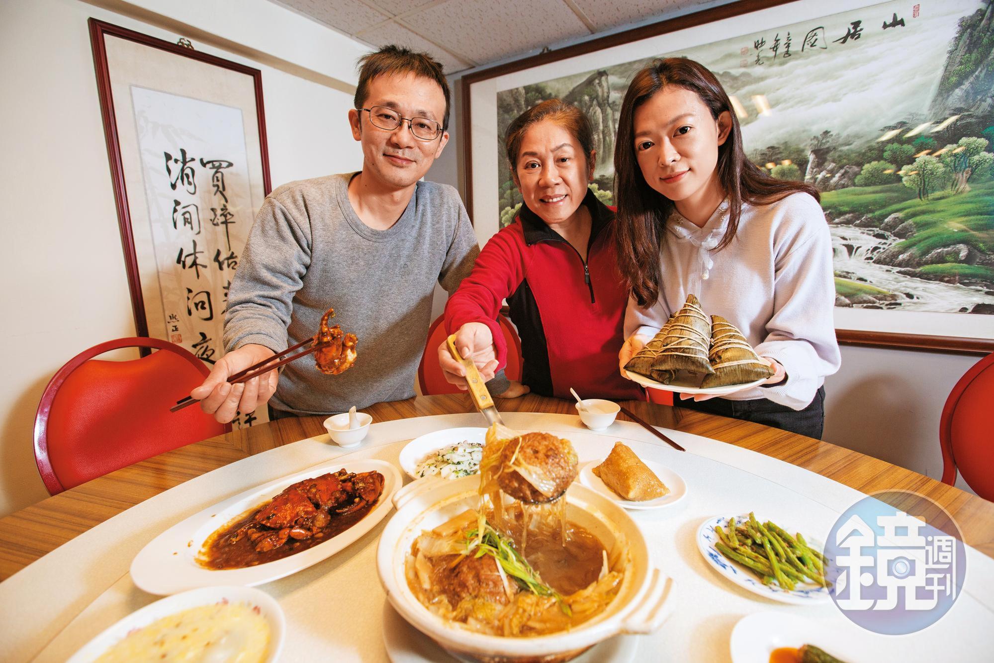 蔡萬興老店以寧波點心聞名，家中男丁無意接班，第二代么女曹愛琴（中）扛起傳承責任，丈夫鄭朝日（左）與女兒洪慈卿（右）皆返家幫忙。