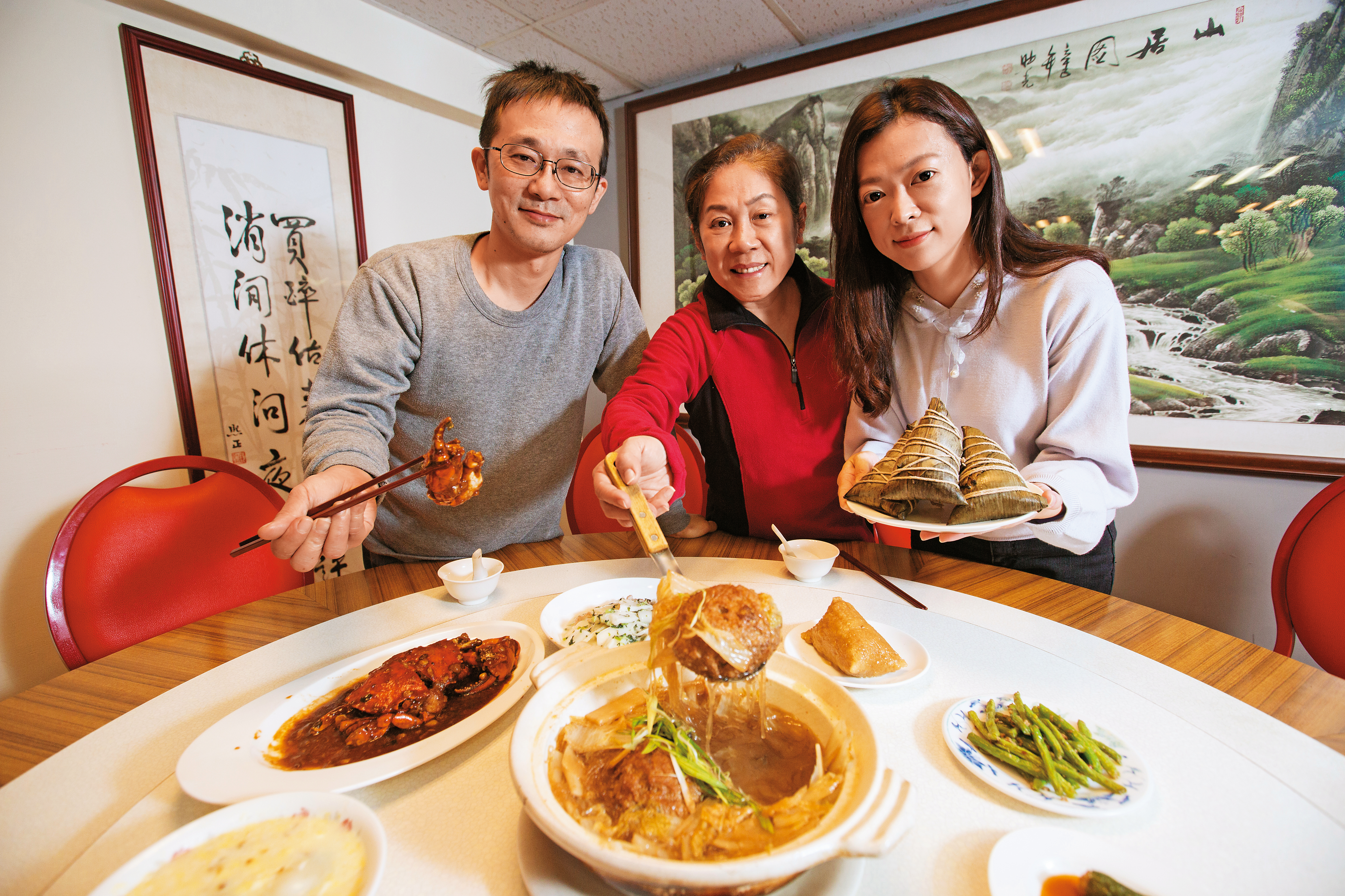 蔡萬興老店以寧波點心聞名，家中男丁無意接班，第二代么女曹愛琴（中）扛起傳承責任，丈夫鄭朝日（左）與女兒洪慈卿（右）皆返家幫忙。