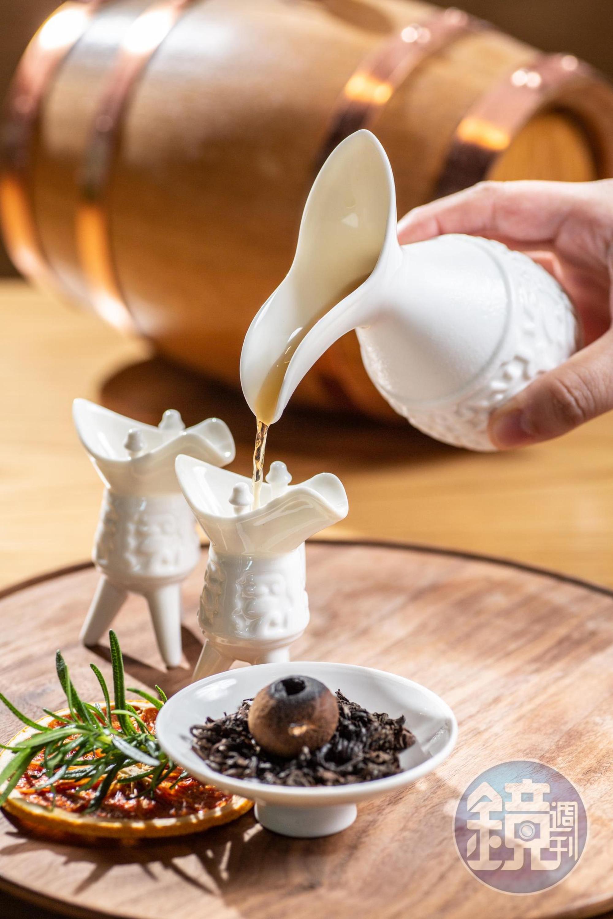 用爵杯酒器的「百茶酒」,10種茶酒配對10種中西茶葉萃取的香甜酒,我選了「佛手黑茶高粱」搭「黑莓接骨木香甜酒」,經橡木桶桶陳的高粱,如奶油絲滑,酒感厚實。(320元/杯)