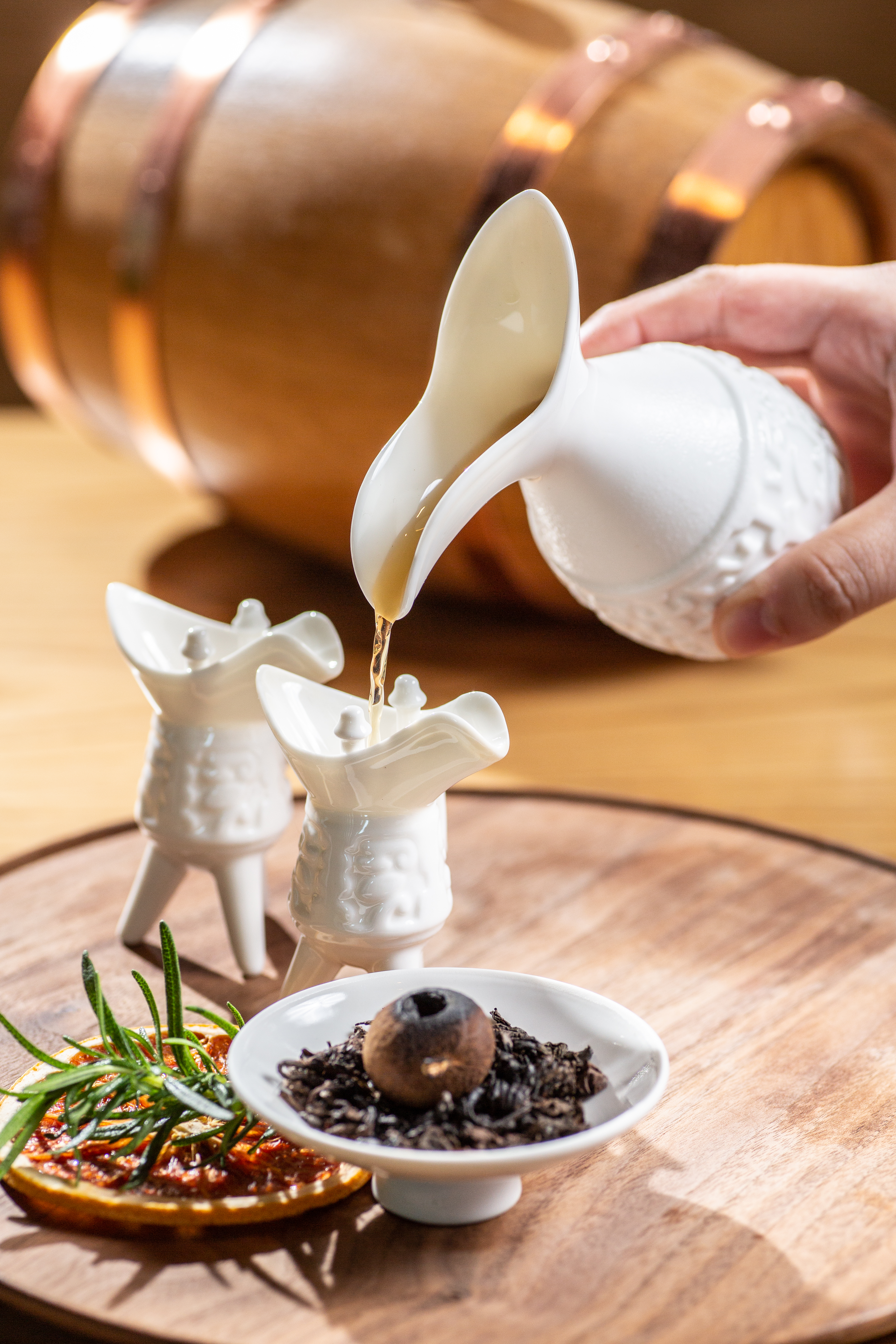 用爵杯酒器的「百茶酒」,10種茶酒配對10種中西茶葉萃取的香甜酒,我選了「佛手黑茶高粱」搭「黑莓接骨木香甜酒」,經橡木桶桶陳的高粱,如奶油絲滑,酒感厚實。(320元/杯)