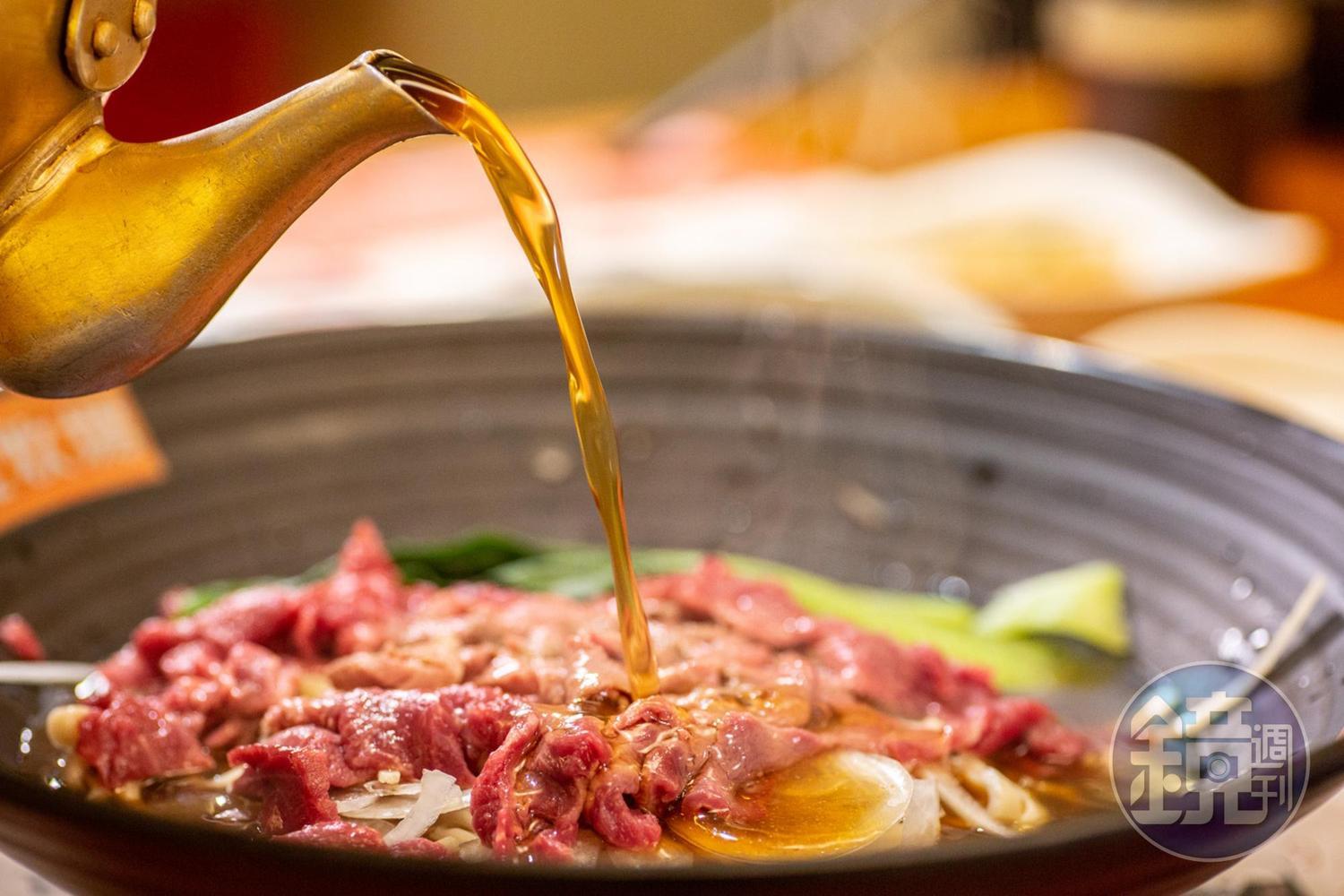 紅燒的現沖「溫體牛肉麵」，滿足食客挑剔的味蕾。（358元／份）