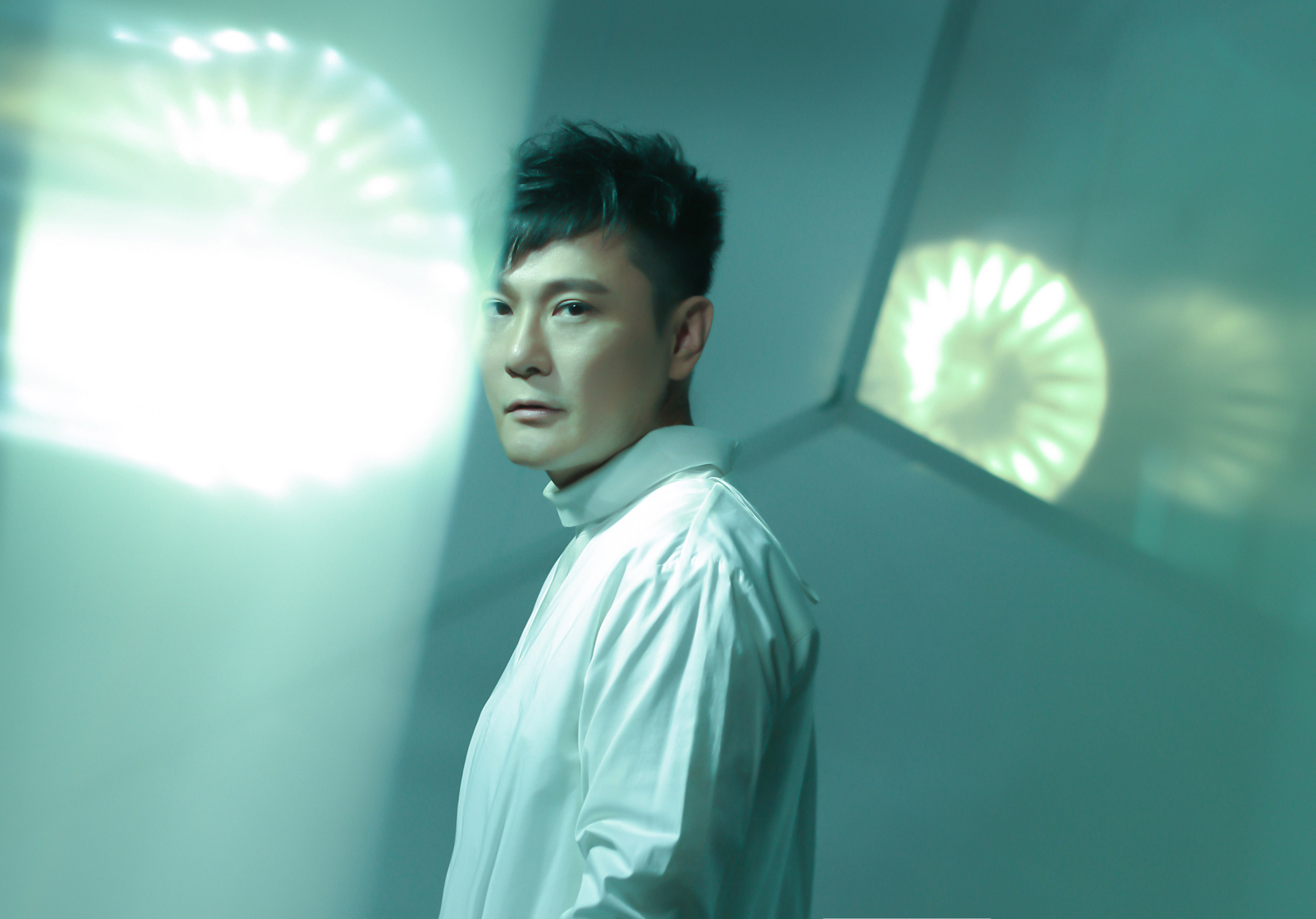 資深歌王張信哲持續推出作品，演唱會展現跨世紀的經典美聲。（潮水音樂提供）