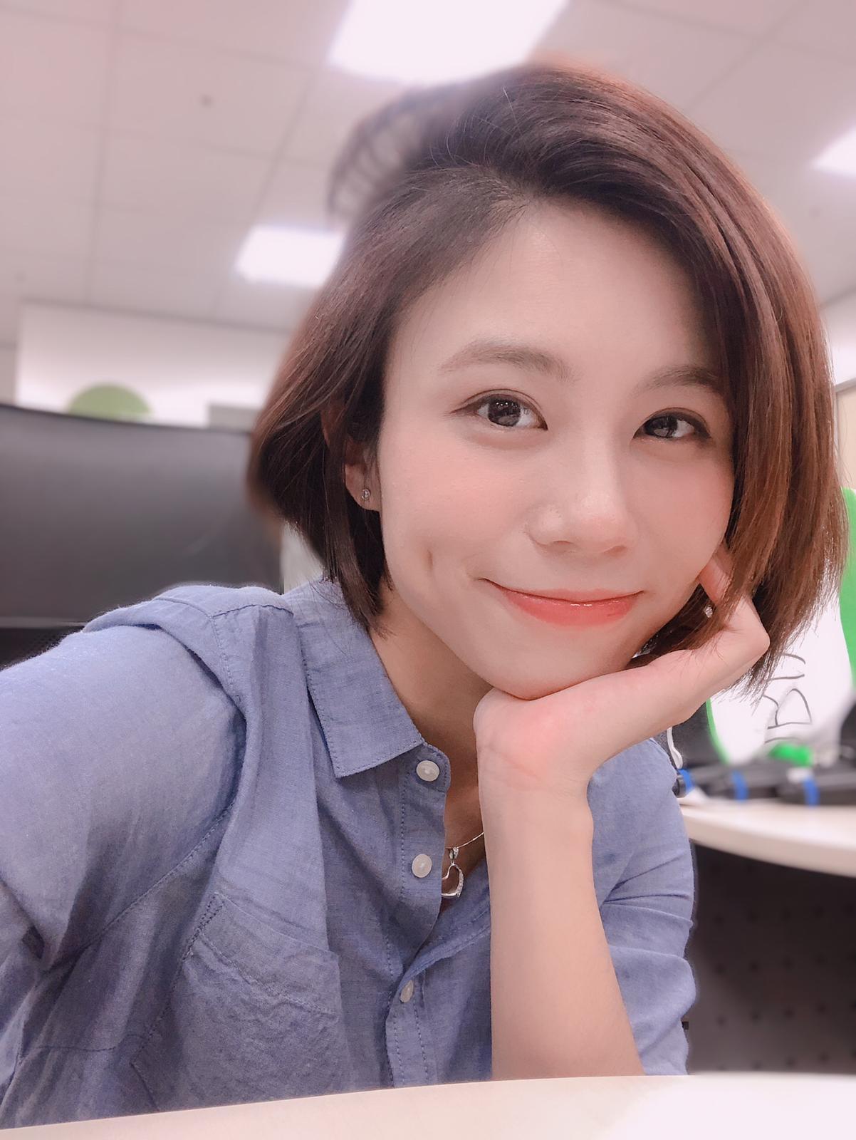 蜜蜂少女隊高郁捷單飛，演出三立八點檔戲劇《必勝大丈夫》職場菜鳥。
