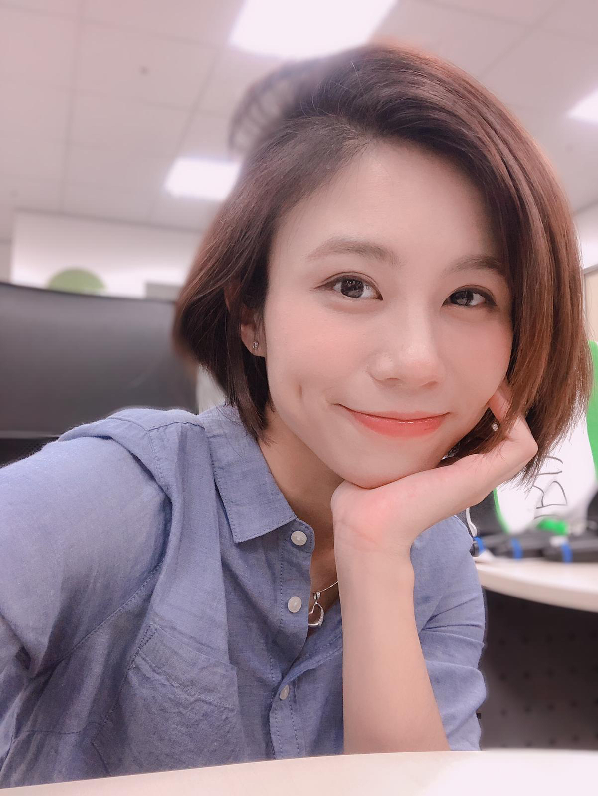 蜜蜂少女隊高郁捷單飛,演出三立八點檔戲劇《必勝大丈夫》職場菜鳥。
