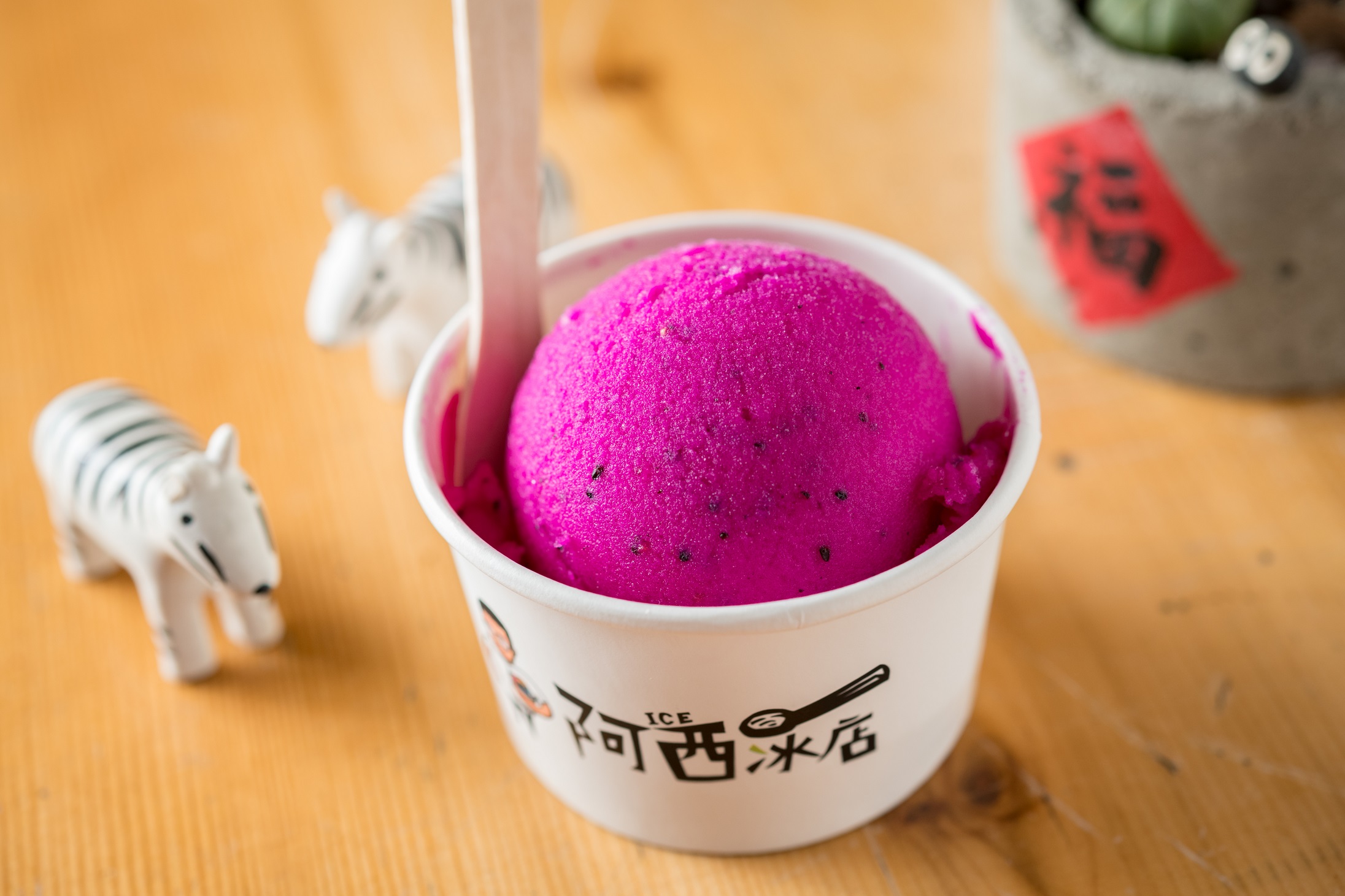 阿西冰店使用屏東在地產的火龍果做成的「火龍果雪酪」。（30元／球）