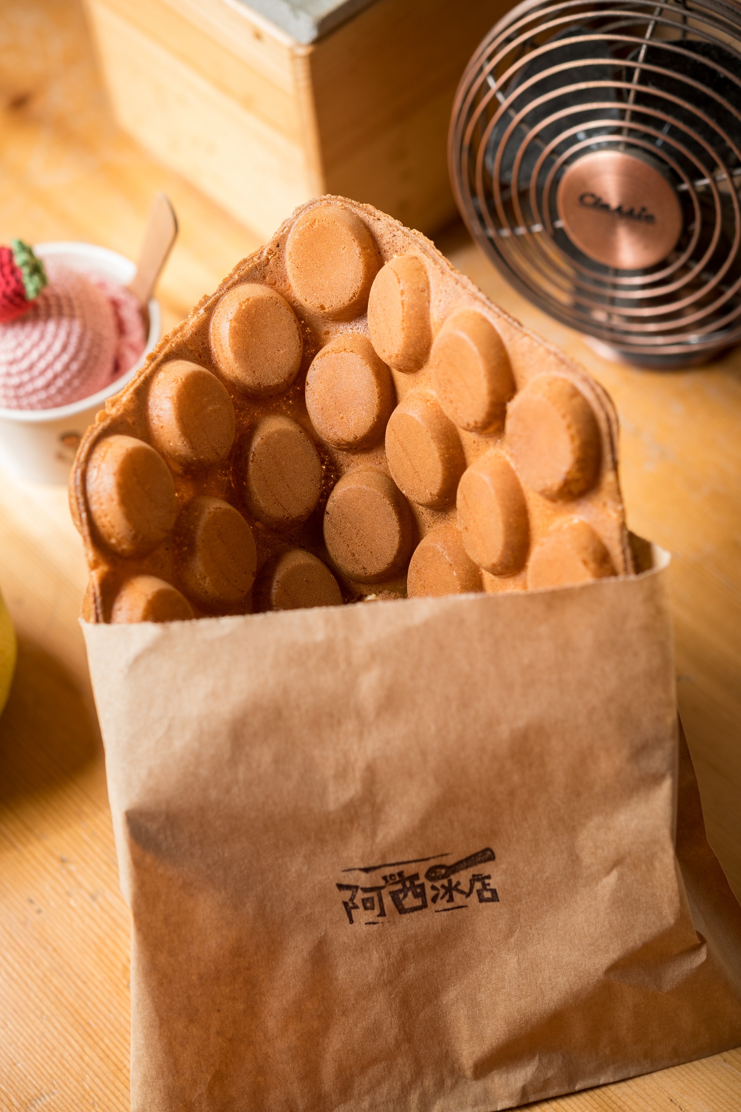 現點現做的「阿西雞蛋仔」，脆口帶點椰香。（50元／份）