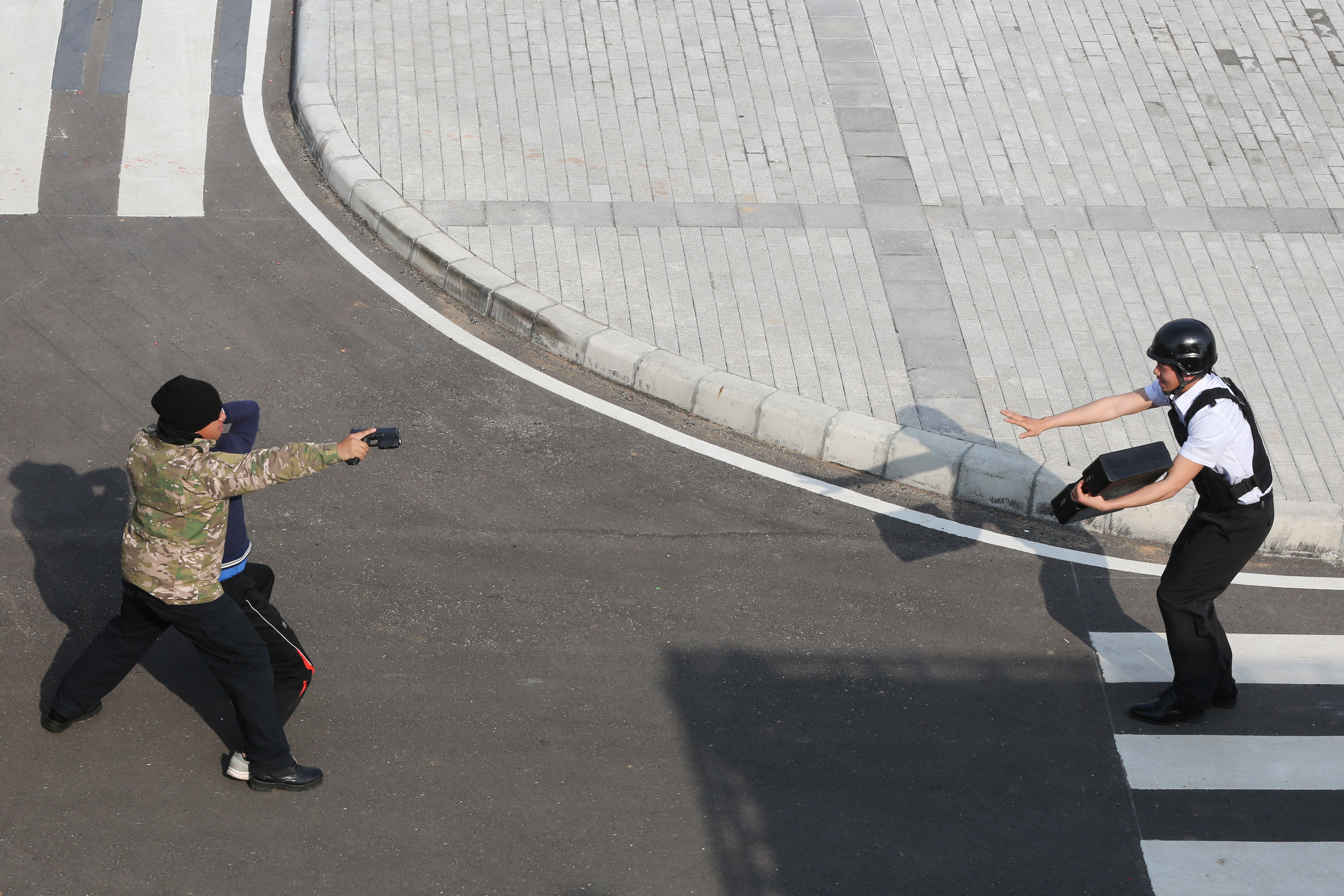 第一線的警察總是在現場處理狀況，很少有機會檢討偵辦案件的流程。（圖為世大運反恐演習）