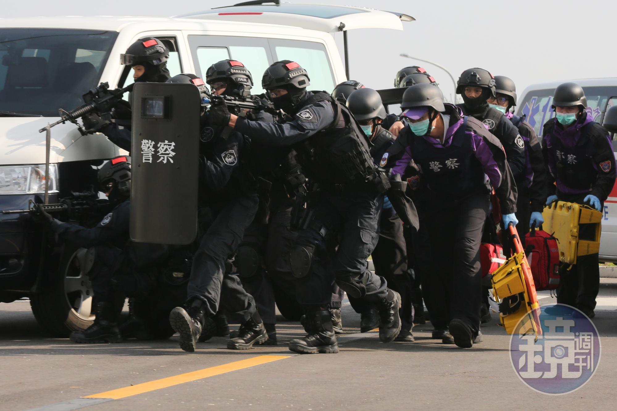 行進間圍捕充滿未知數，警察難以交叉掩護，也可能會波及路人。（圖為世大運反恐演習）
