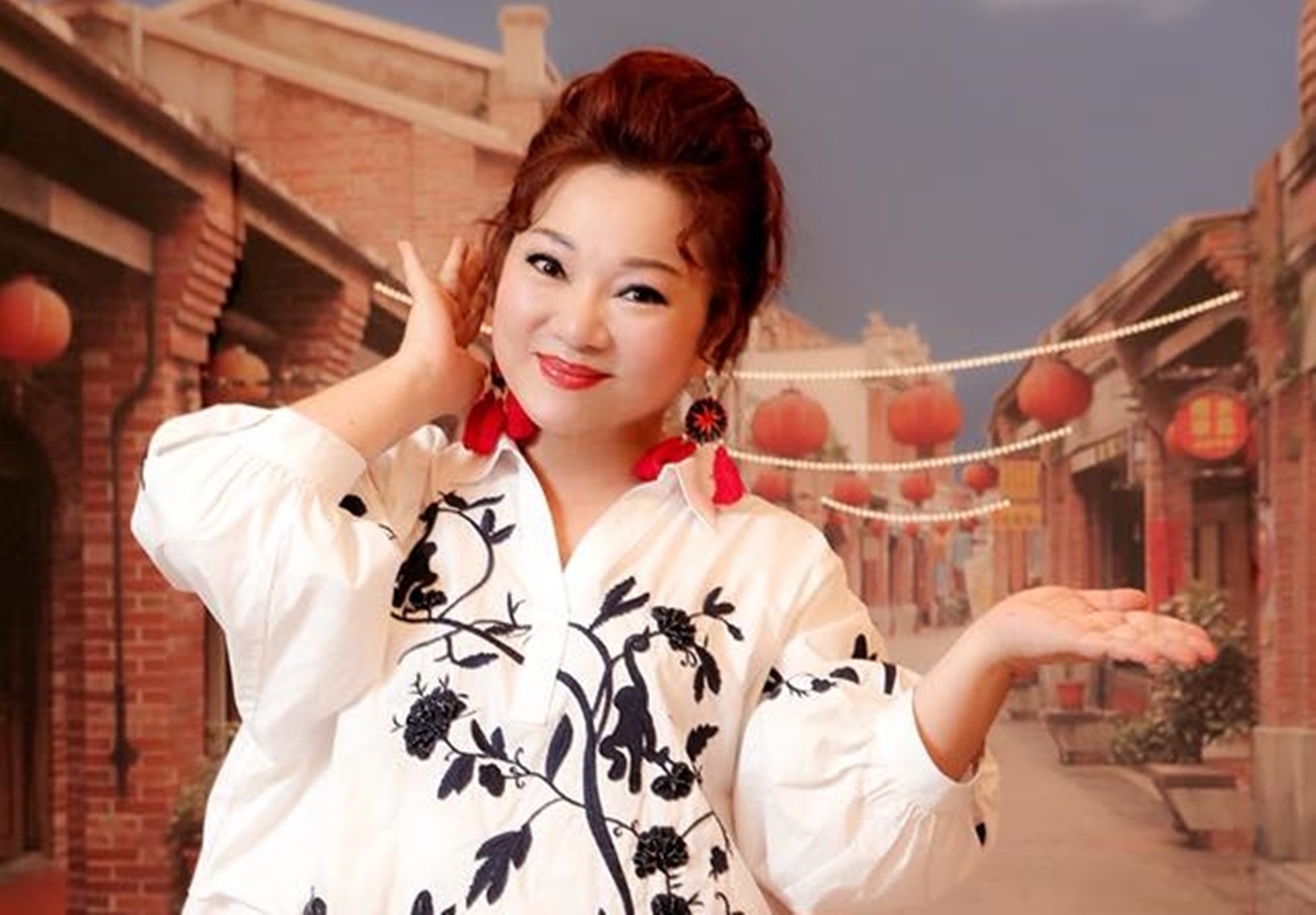 白冰冰近日風波不斷，日前找來好命理大師潘志郎先生一起直播，為她來年的運勢解盤，大師說她今年豬年運勢，讓白冰冰開心不已。（翻攝自白冰冰臉書）