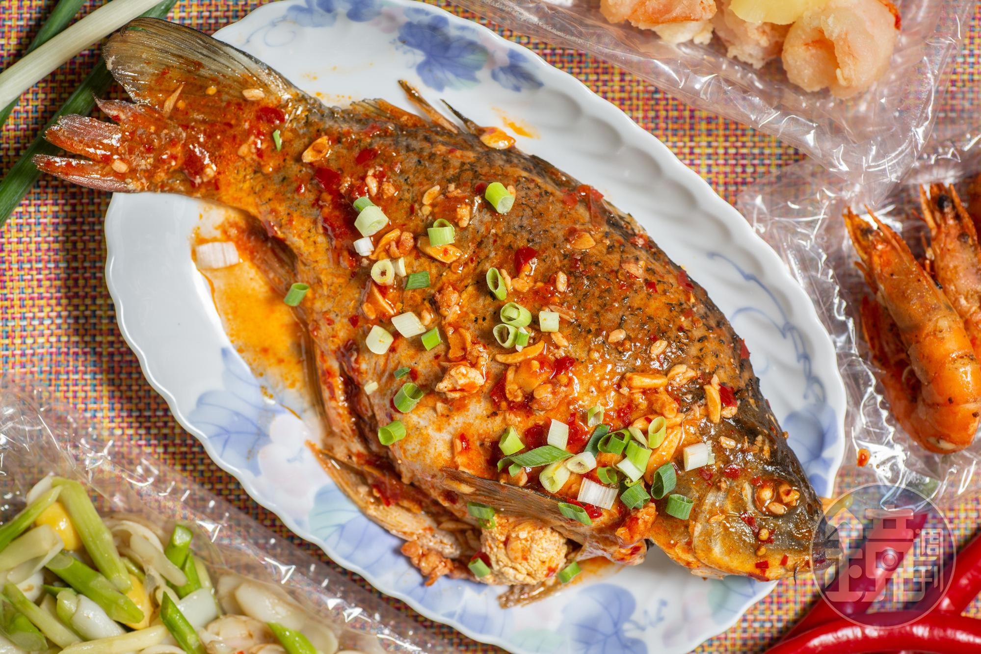 這個季節開始抱蛋的「豆瓣鯉魚」,拎回家淋上香辣醬汁再蒸熱,熟度恰恰好。(350元/大尾)