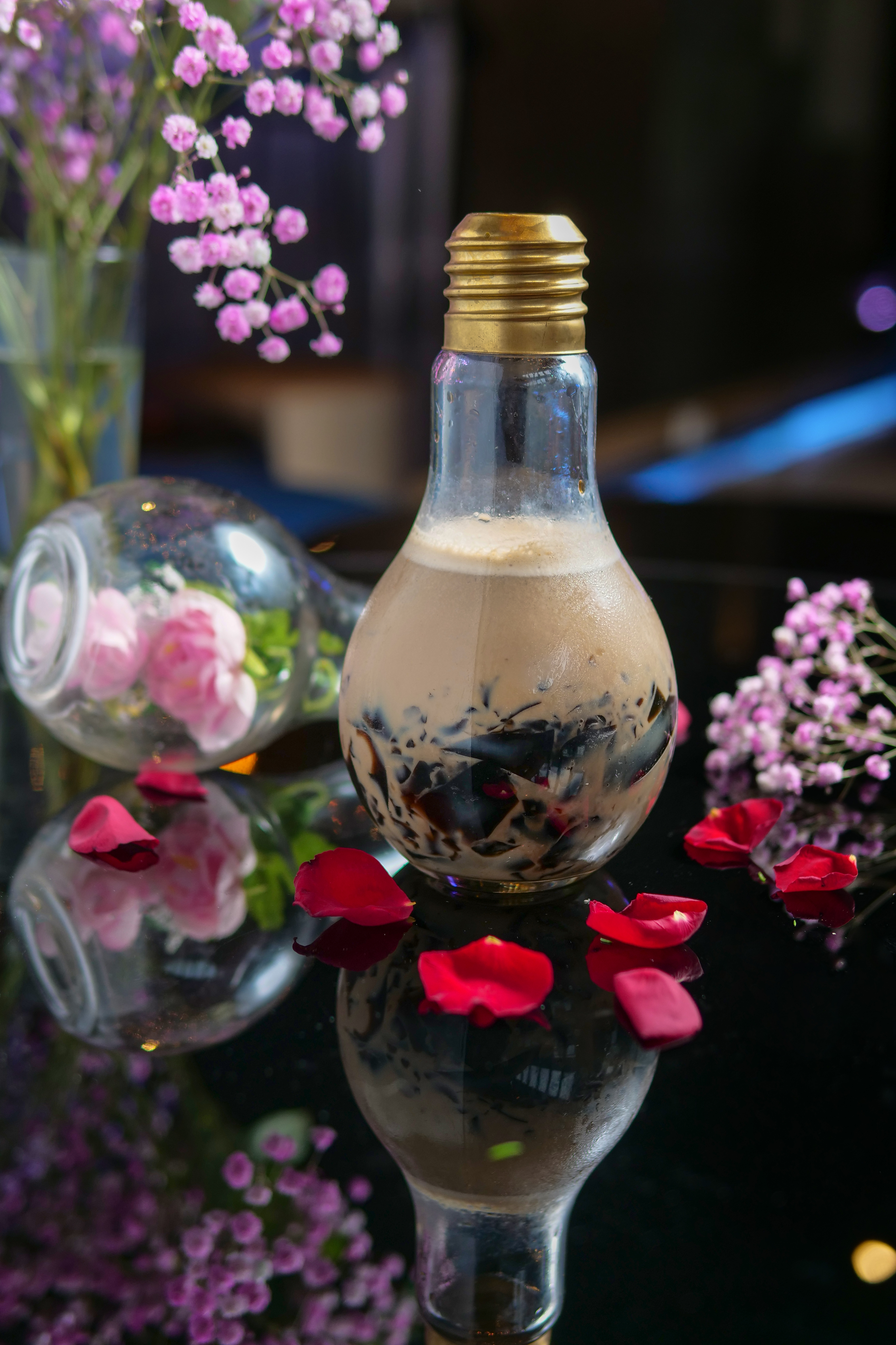 「Fashion Formosa No.6」乍看是仙草奶茶，加了威士忌和巧克力利口酒，馬上變得很大人。（400元／杯）