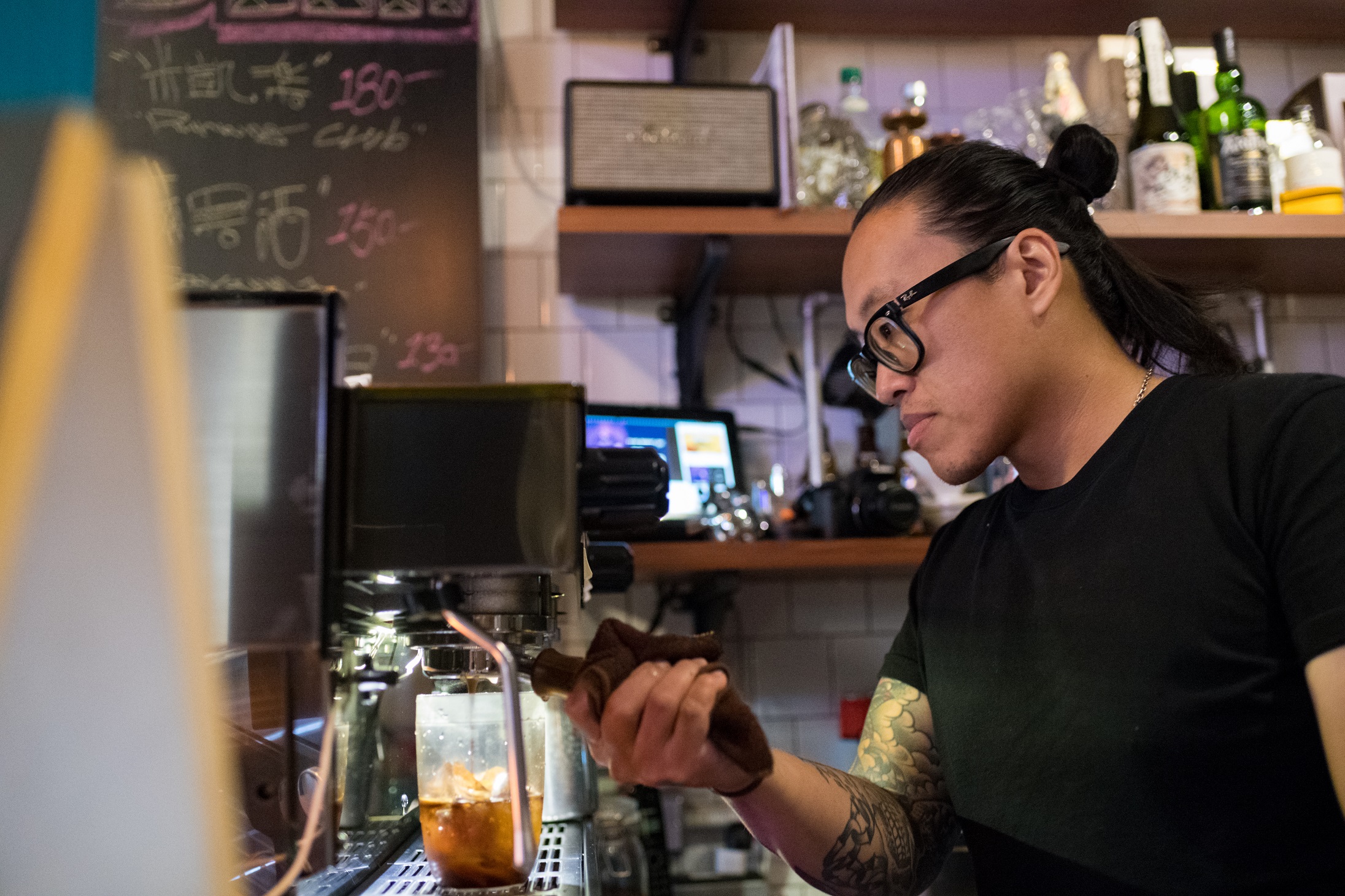 愛旅行的「手酒咖啡」老闆陳俊佑，年輕時期曾騎著摩托車環島旅行、賣咖啡。 
