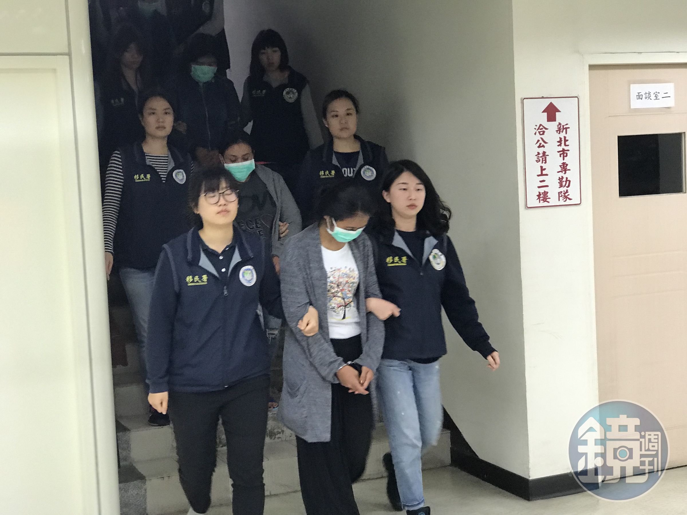 專勤隊查獲31名外籍女移工，全是逃逸外勞。（翻攝畫面）