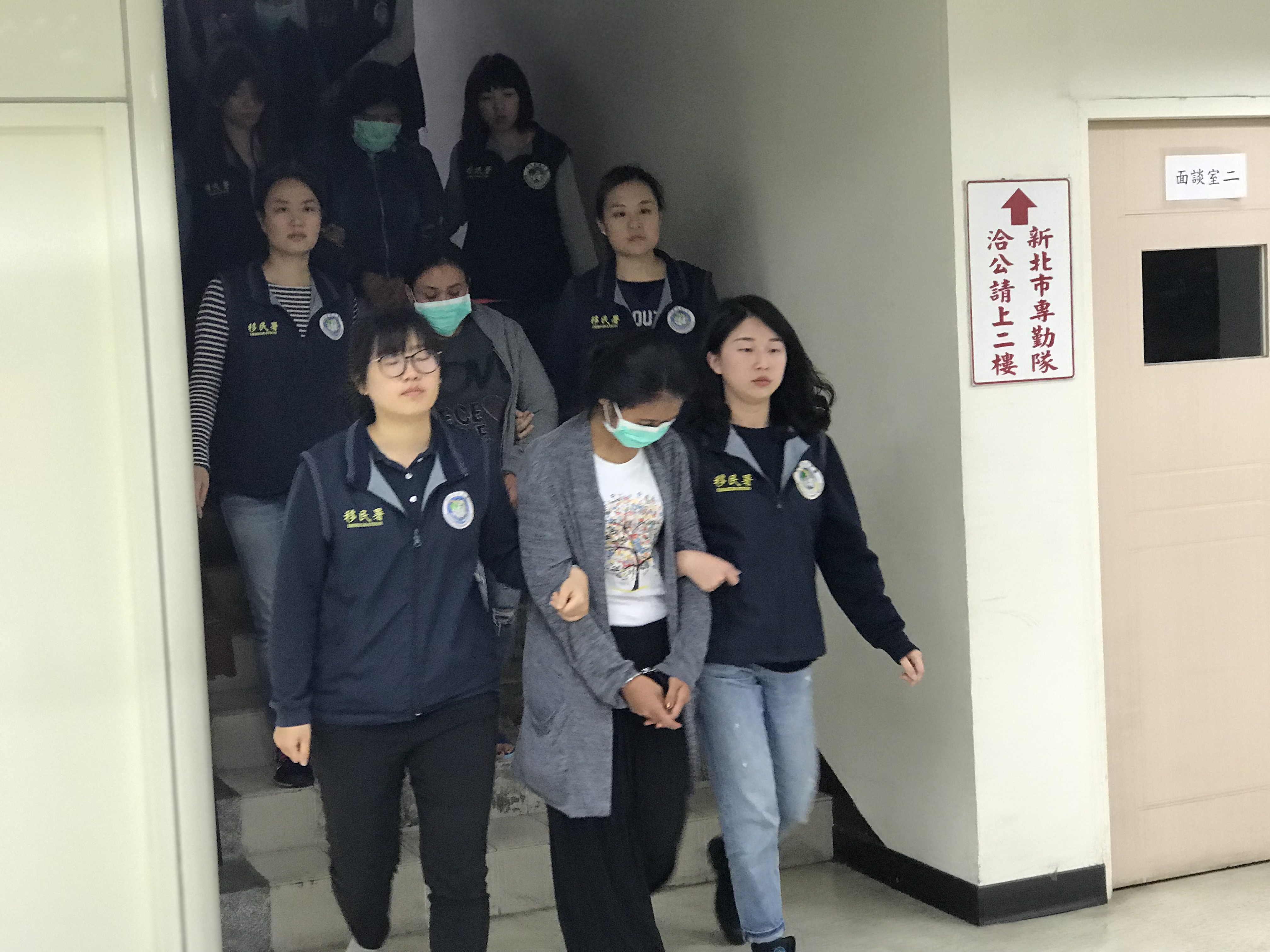 專勤隊查獲31名外籍女移工，全是逃逸外勞。（翻攝畫面）