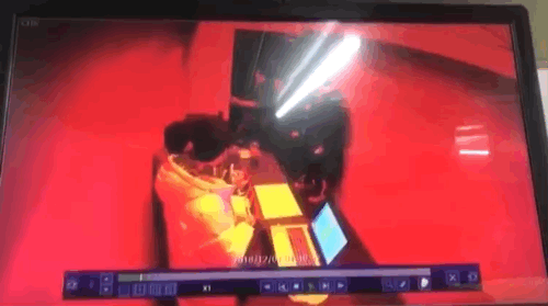 監視器畫面拍到女客人被強行從VIP通道帶走，員工只呆呆看著這一幕並未處理。（網路圖片）