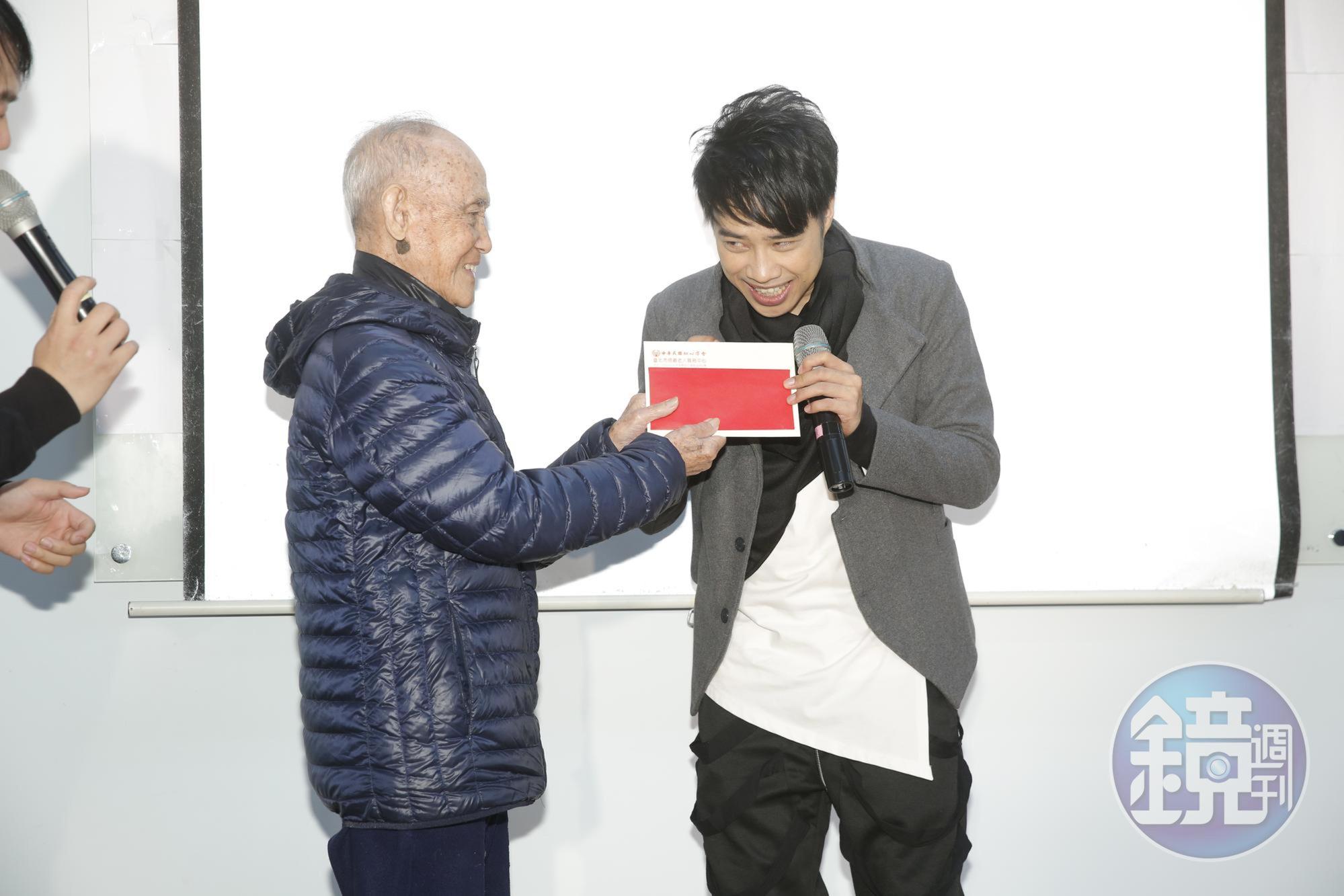 收到96歲老爺爺送的紅包，讓36歲的TANK又回到幼年時光。