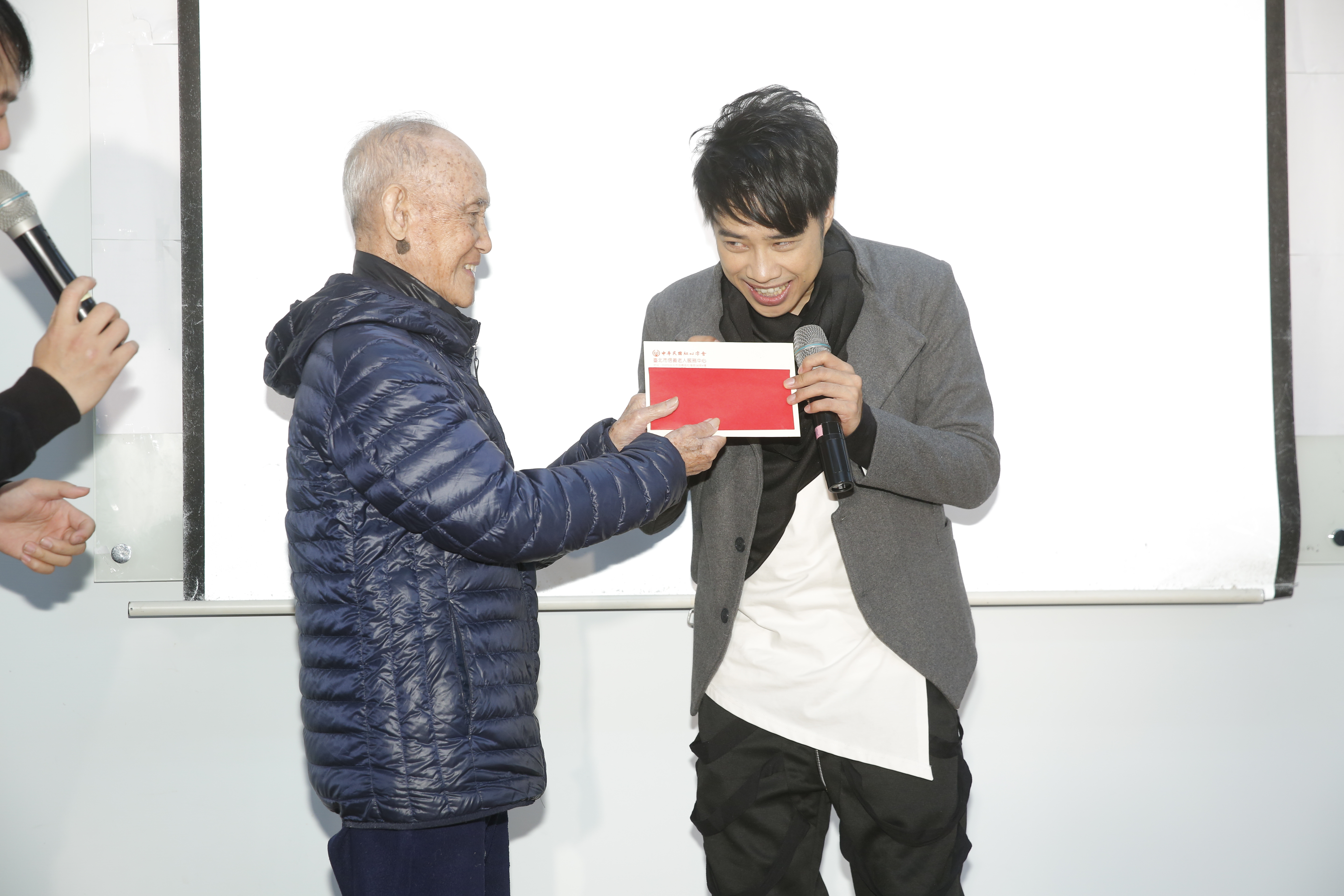 收到96歲老爺爺送的紅包,讓36歲的TANK又回到幼年時光。