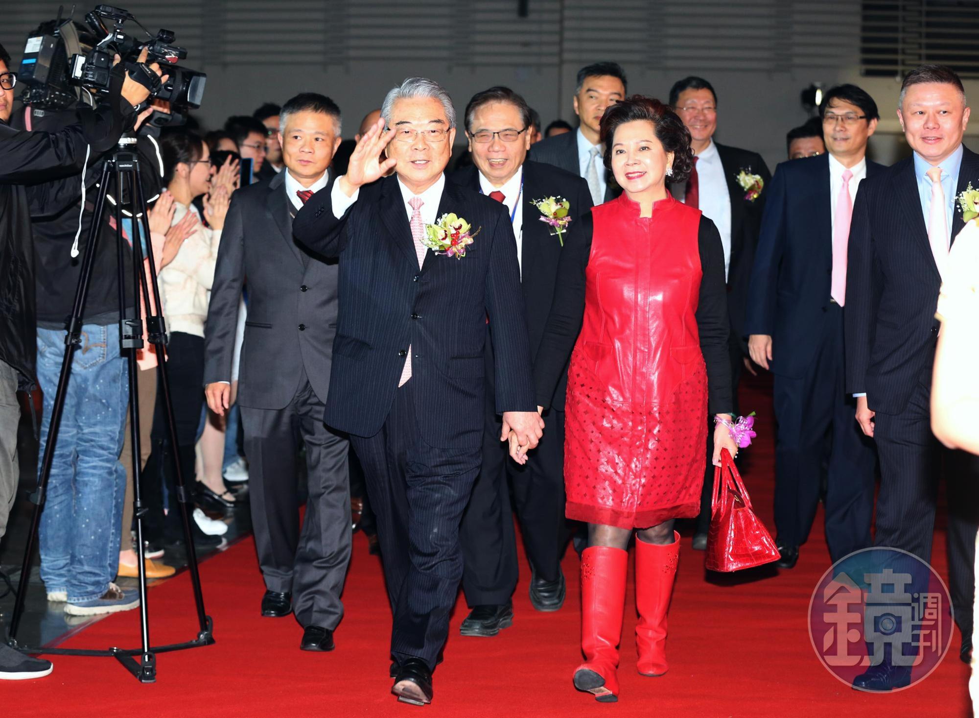 金仁寶集團今天舉行尾牙席開394桌，董事長許勝雄說，台灣今年的景氣是外冷內溫。