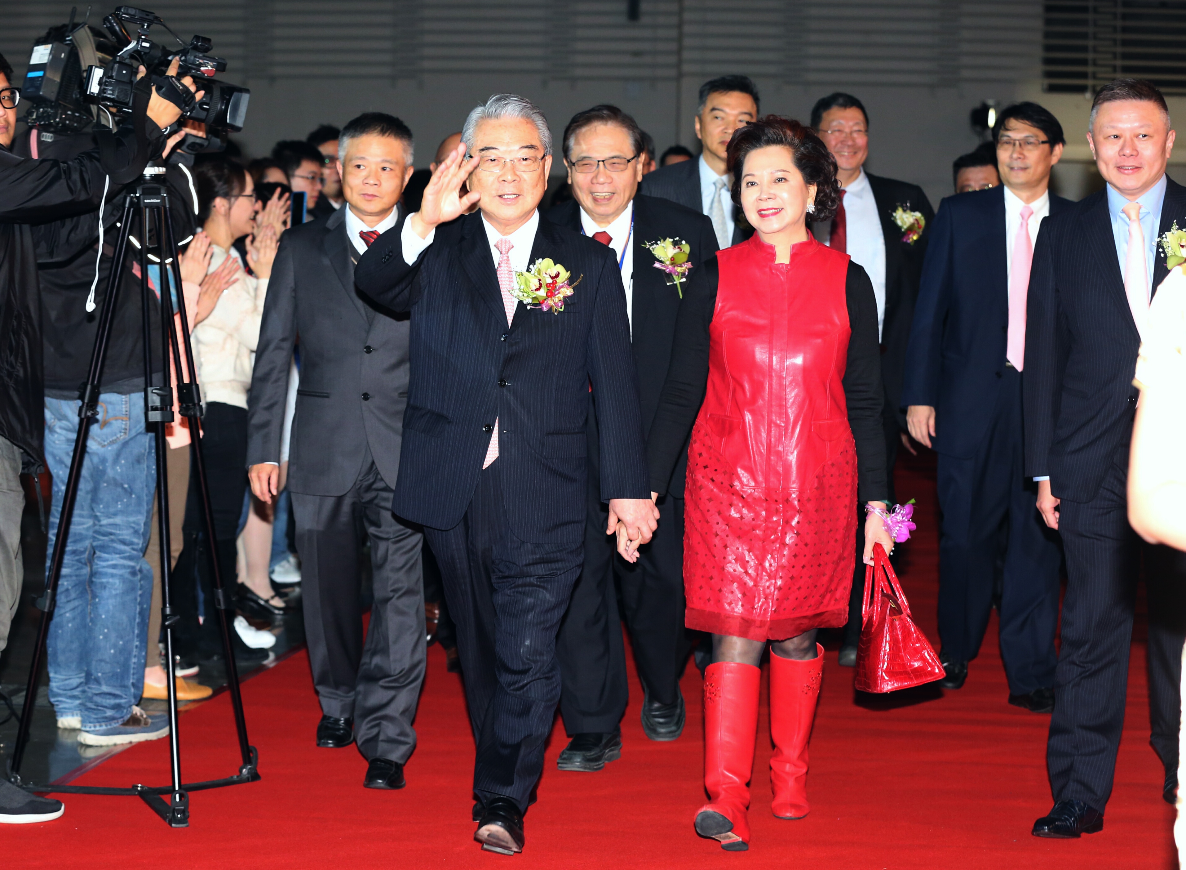 金仁寶集團今天舉行尾牙席開394桌，董事長許勝雄說，台灣今年的景氣是外冷內溫。