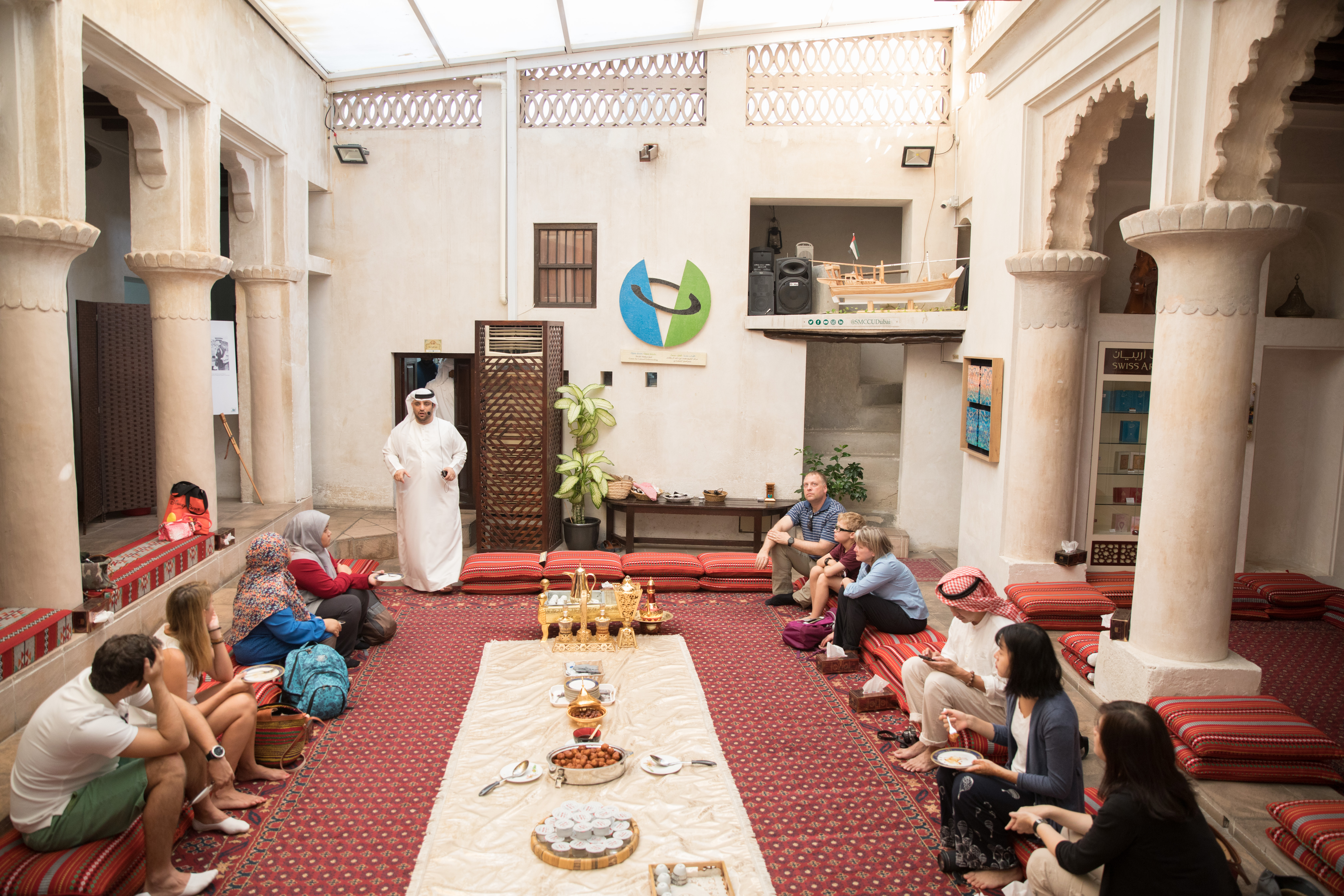 這場認識阿拉伯文化的小旅行，從坐進貝都因式家屋，喝早茶、吃椰棗點心開始。