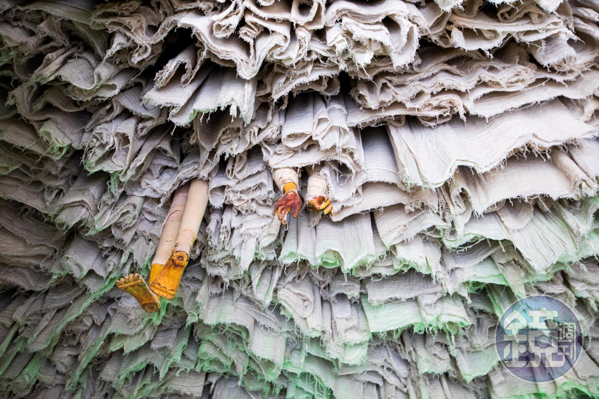大廳旁的天花板以碎布條裝飾,中間伸出雙手雙腳。