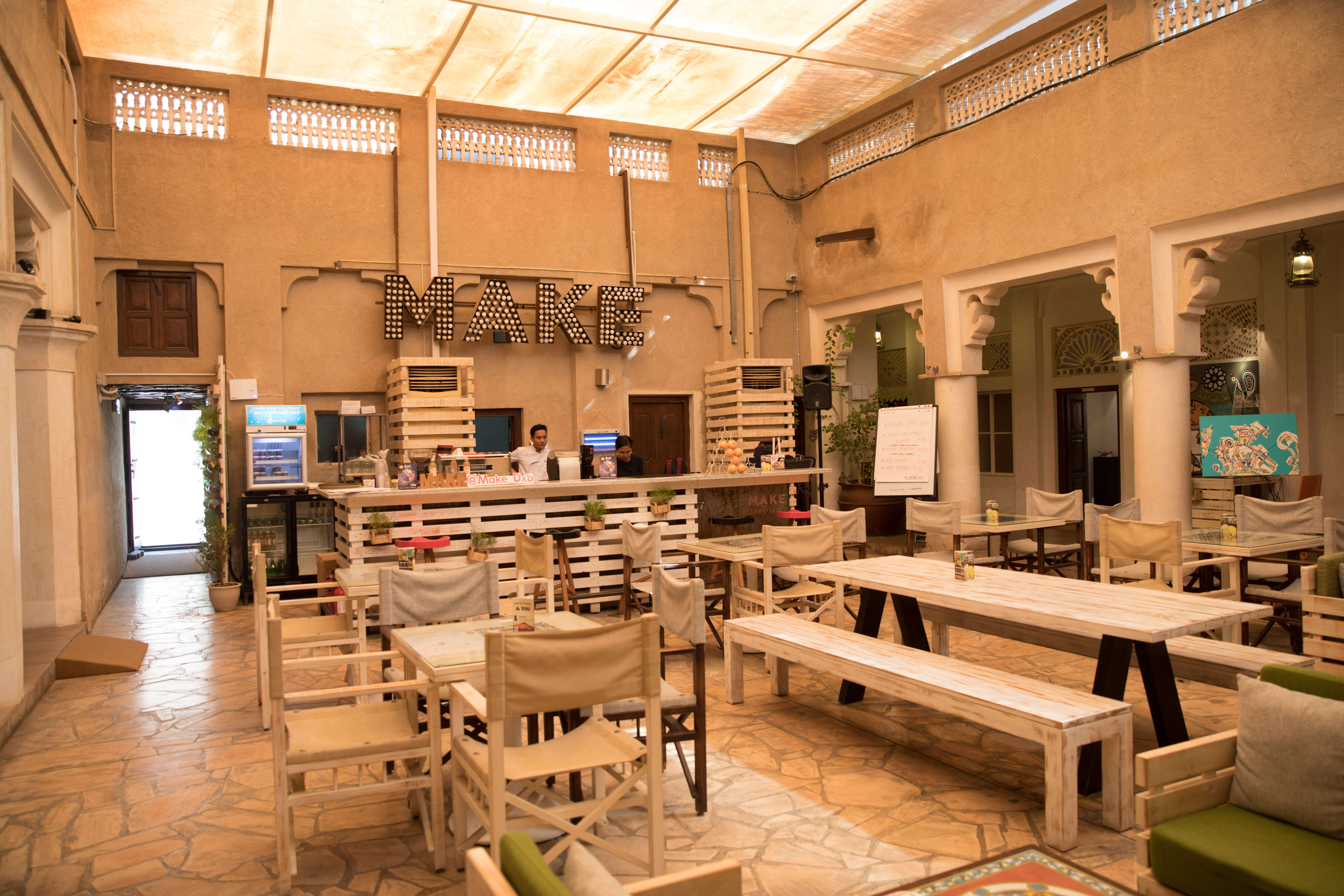「Alserkal Cultural Foundation」的1樓中庭是咖啡館與餐廳。
